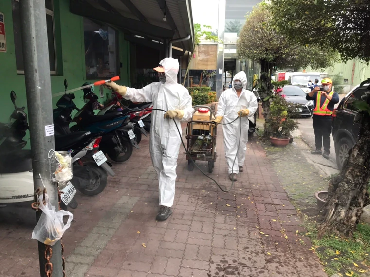 感染源不明的高雄一家3口,高雄市府指出,確診父親先出現症狀卻未就醫,直至兒子因神經學病症前往長庚醫院就醫,才被發現一家三口都確診。(高雄市府提供)