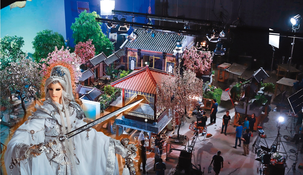 全片在大型攝影棚內精心打造不同的場景，庭園、涼亭、廳堂、花草樹木都經過設計（左圖）；右圖為年輕時代初入江湖的素還真聰慧俊逸，但也有一些性格上的缺點。（威視提供）