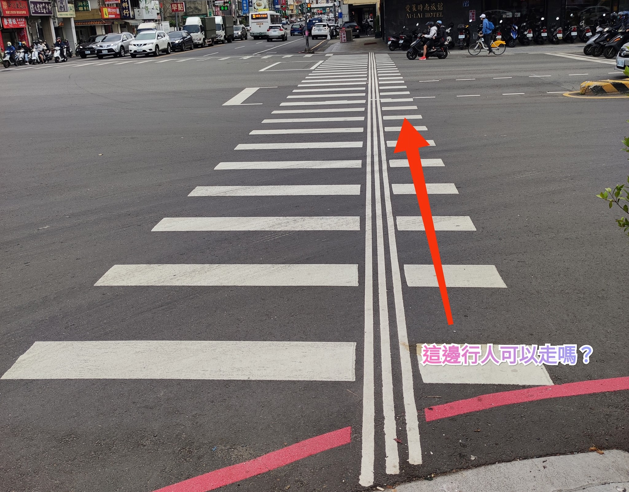 一名網友遇到「特殊款式」的斑馬線，上網求卦引發討論。（翻攝自爆廢公社臉書）