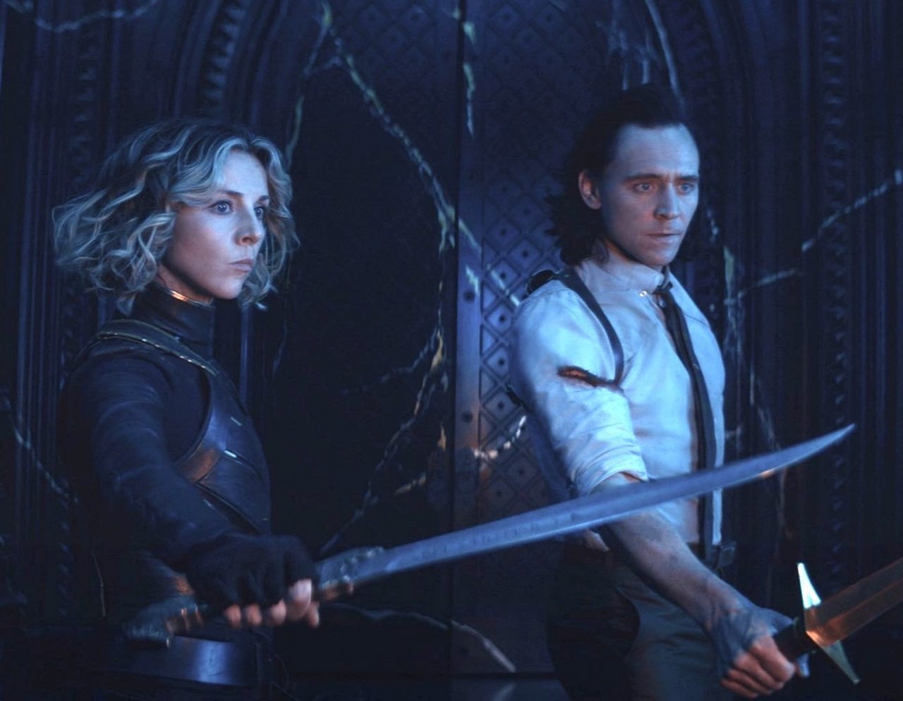 漫威影集《洛基》的主角洛基(右,湯姆希德斯頓飾)在故事中遇見來自多元宇宙的自己。(迪士尼提供)