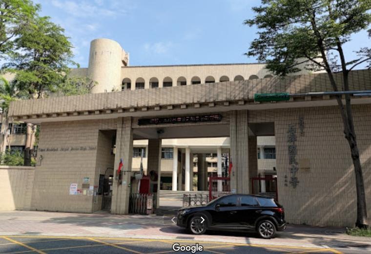 昨晚(20日)傳出新確診個案,石牌國中有學生的家人確診。(google maps)