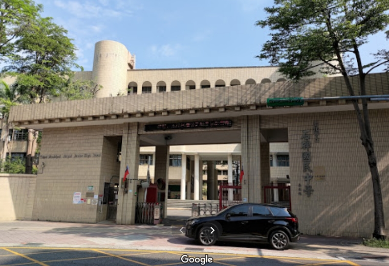 昨晚(20日)傳出新確診個案,石牌國中有學生的家人確診。(google maps)