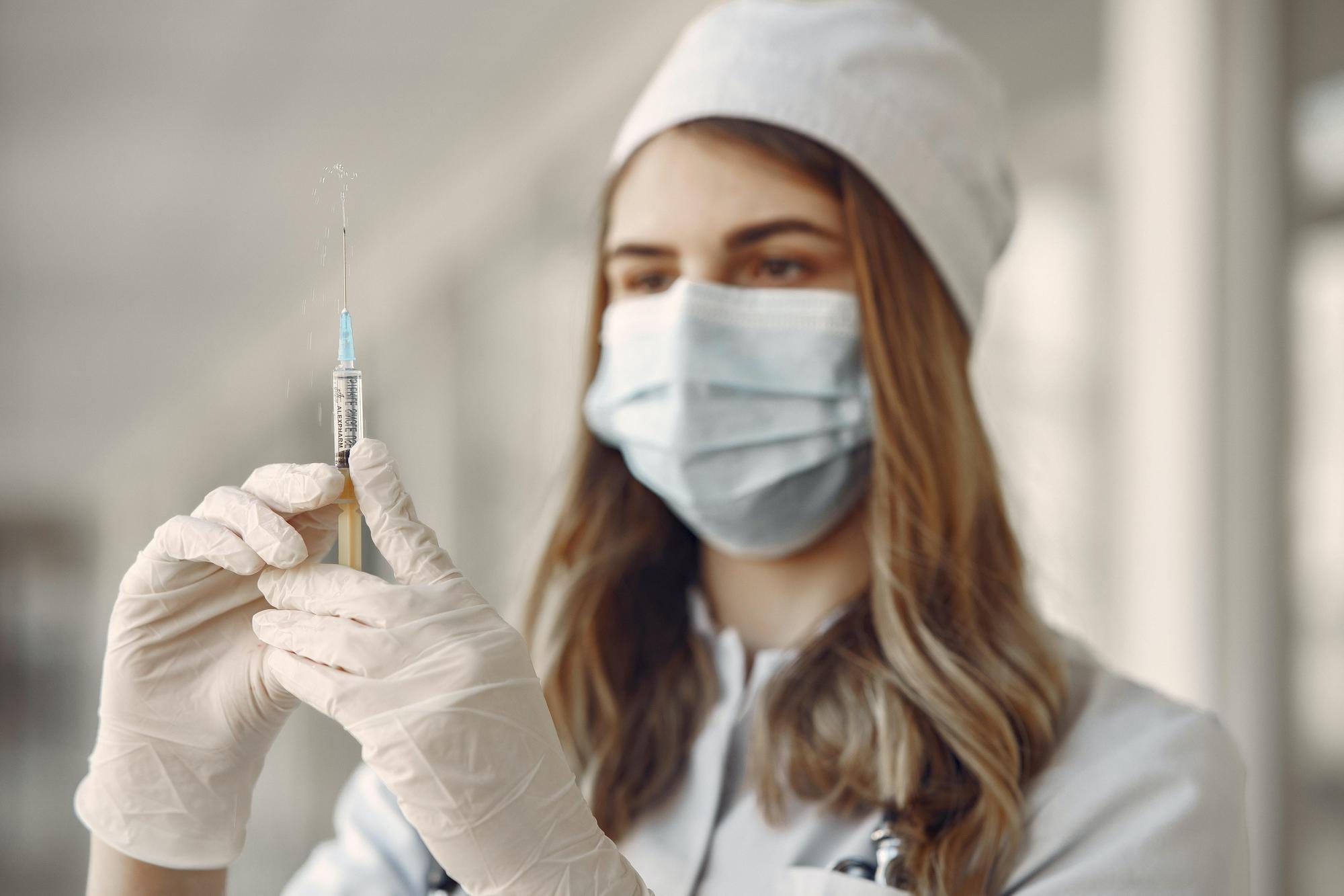Omicron變種病毒還是會重症與死亡,未完整接種疫苗的長者仍有較高機率死亡。(示意圖,翻攝自Pexels)