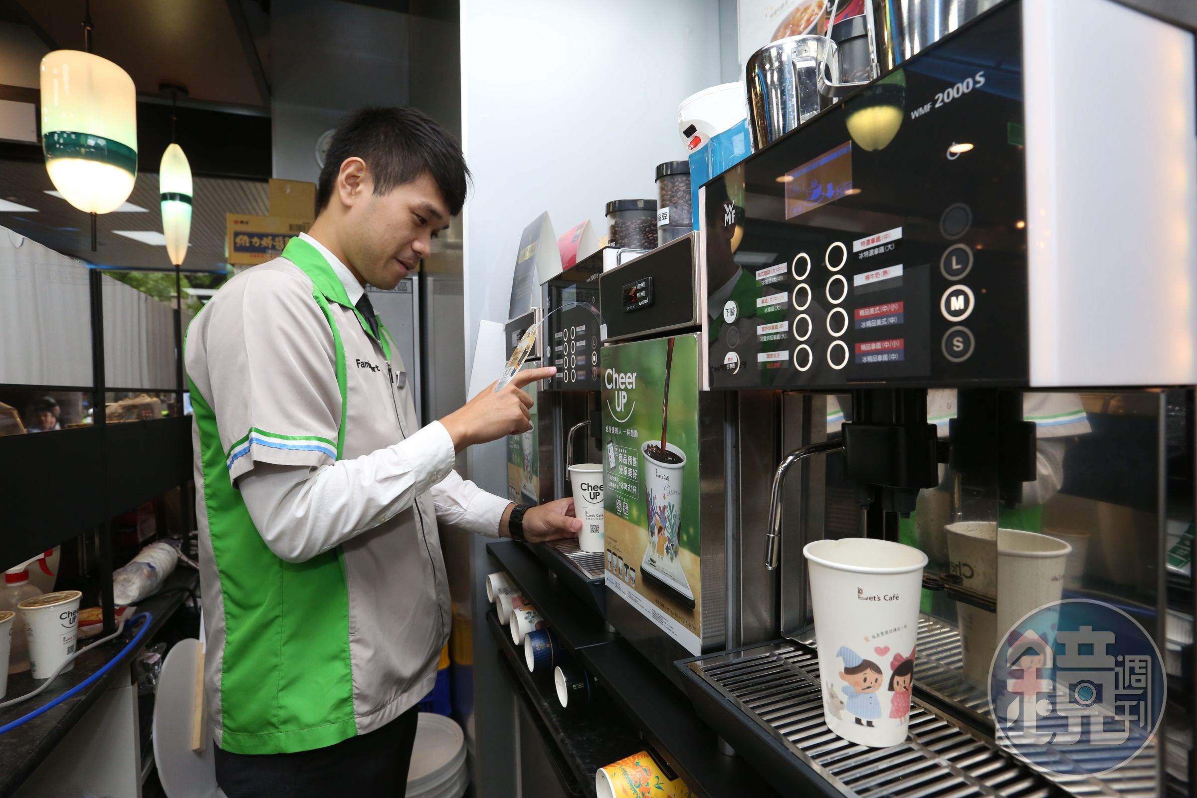近幾年7-11與全家推出現做咖啡服務後，不少業者也跨領域紛紛效法，搶攻龐大的黑金市場。（示意圖，本刊資料照）