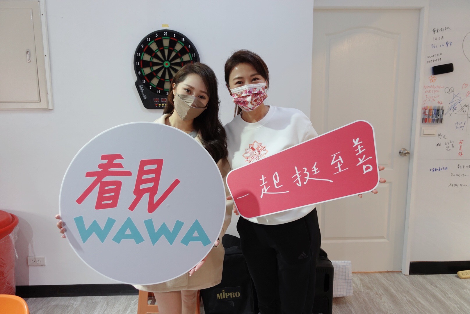 連靜雯攜手藝人黃露瑤共同在年末送暖。（楠軒工作室提供）