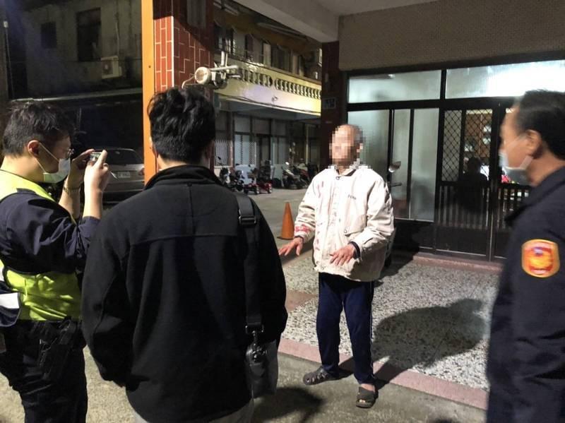 苗栗縣一名八旬老翁因不滿隔壁鄰居飼養的狗時常到他家門口大小便,持水果刀攻擊飼主。