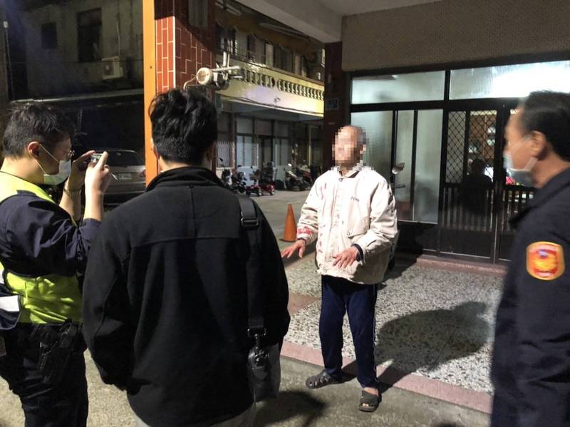 苗栗縣一名八旬老翁因不滿隔壁鄰居飼養的狗時常到他家門口大小便，持水果刀攻擊飼主。