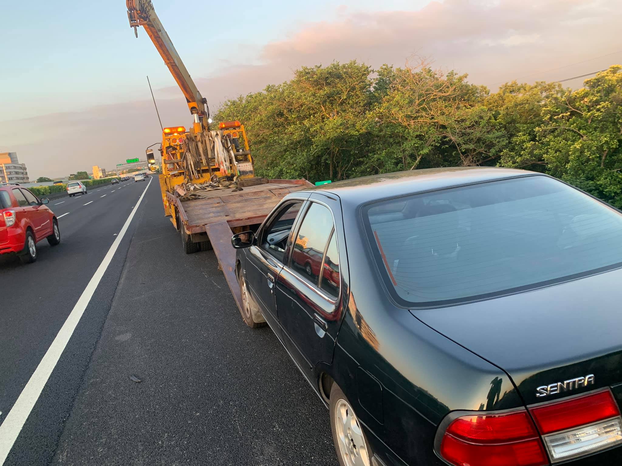 車子在半路拋錨最讓開車族頭痛，這時若有提前做好信用卡道路救援登錄服務，能省下一筆費用。（翻攝自苗栗拖吊車 道路救援 24小時拖吊服務臉書）
