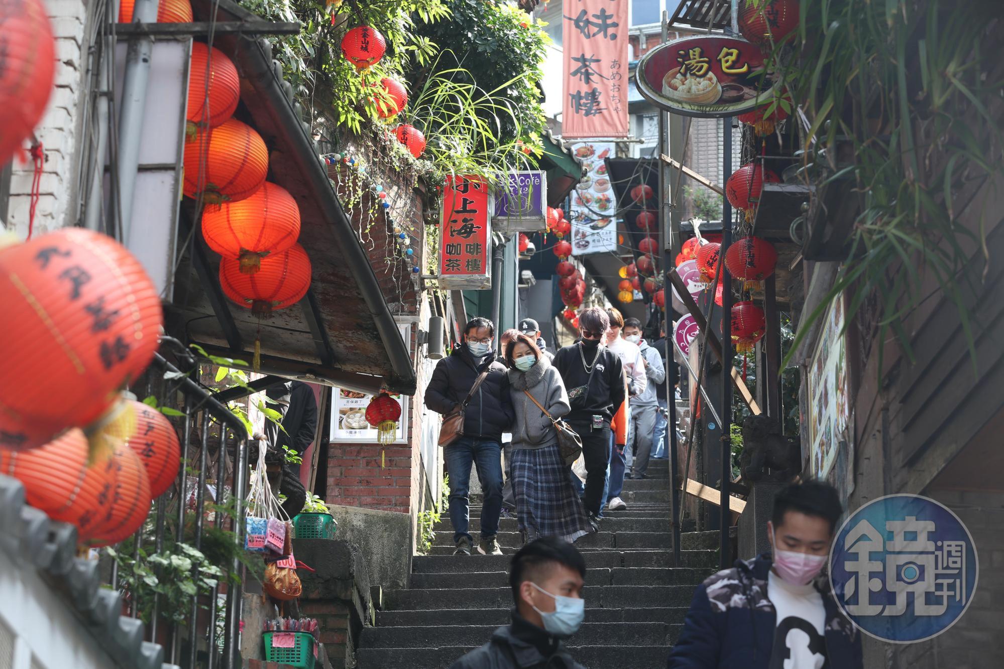 國旅受疫情影響蓬勃發展,出遊前只要花一杯咖啡錢,就能買到千萬保障。