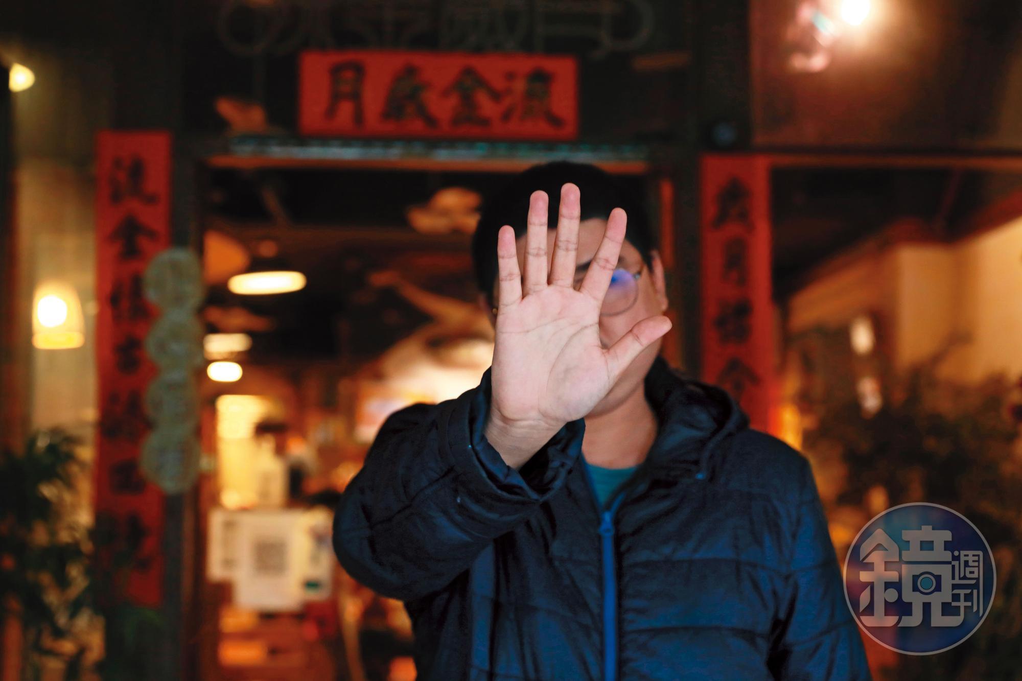 陳偉華離開了李伯伯的掩護，但仍保留著粉絲團，作為他發表作品的空間。