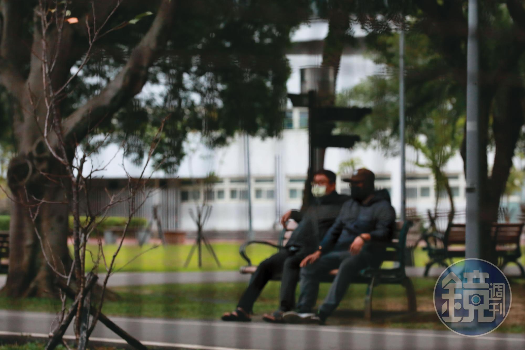  陳偉華（右）和陳爸（左）一起受訪，結束後到公園散步，坐著休息的2人看上去，也就是尋常的父子，但其實隔週陳偉華又要去身心科回診。
