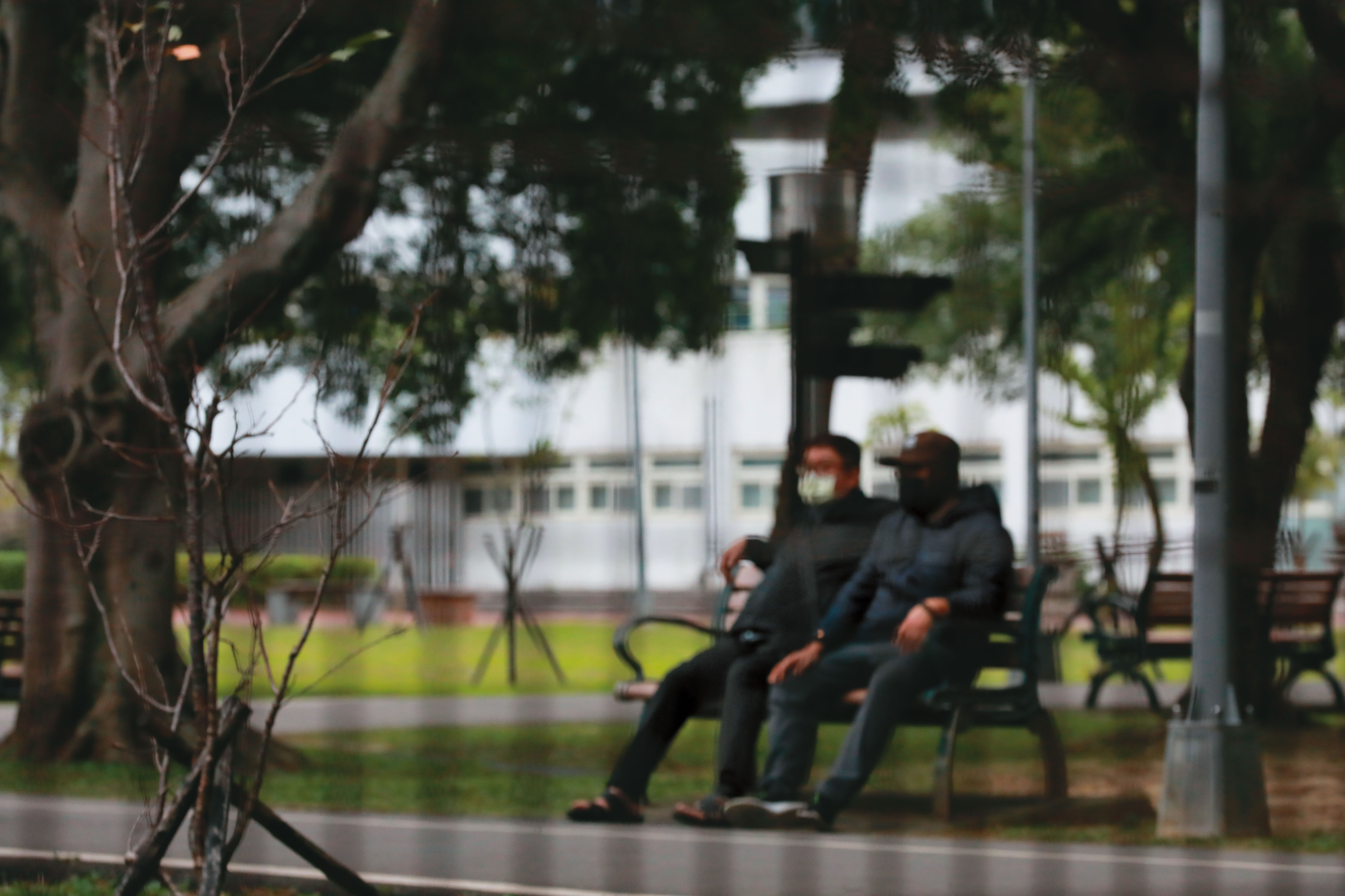 陳偉華(右)和陳爸(左)一起受訪,結束後到公園散步,坐著休息的2人看上去,也就是尋常的父子,但其實隔週陳偉華又要去身心科回診。