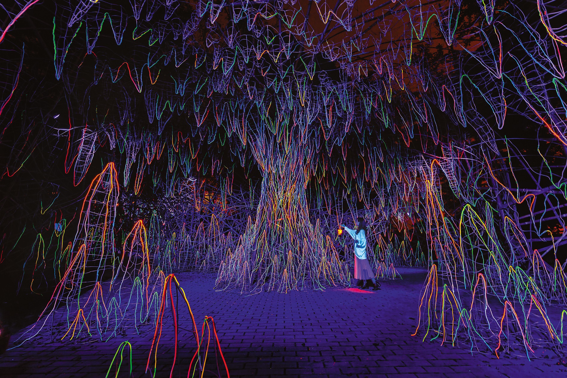 藝術家以竹材結構和螢光創作出的《光洞》,打造出伏流之下絢麗奇幻的鐘乳石洞窟。