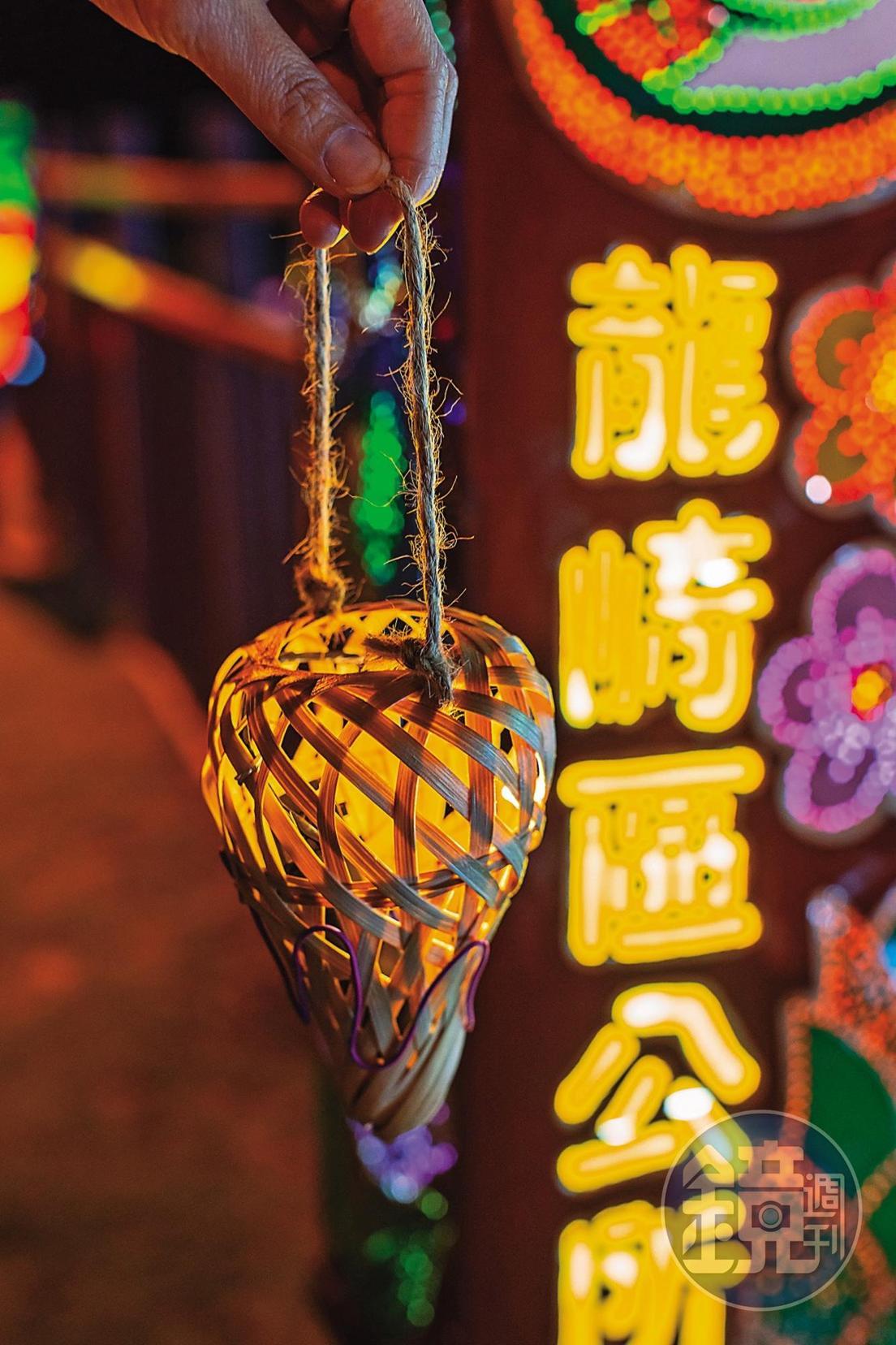 有如種子外形的傳統竹編小提燈。