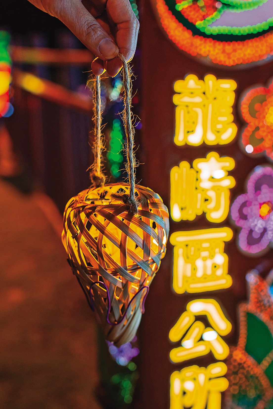 有如種子外形的傳統竹編小提燈。