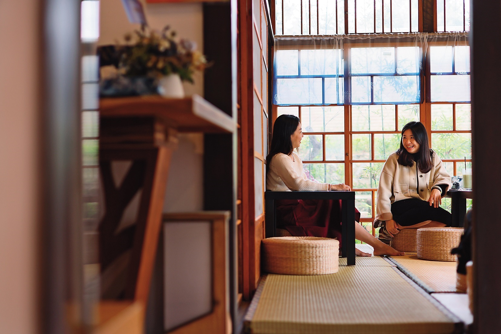 坐在「卓也竹園町」日式老屋內，令人放鬆自在。
