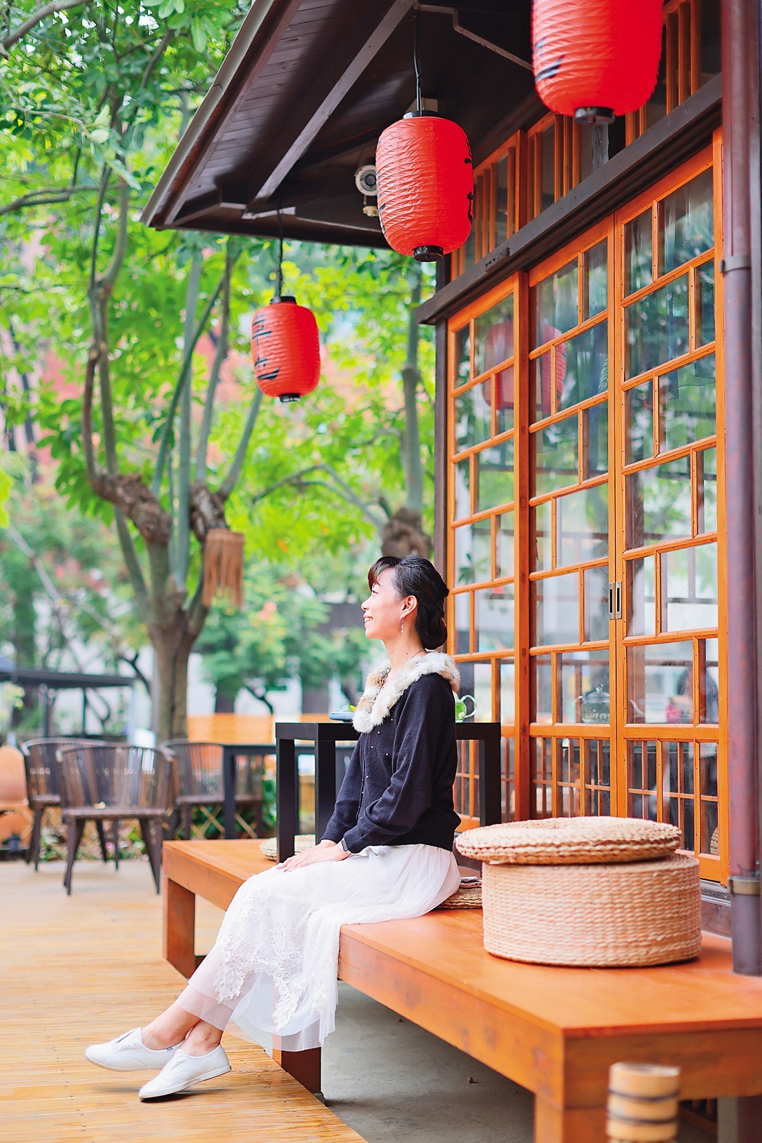 「卓也竹園町」戶外座位區，自然愜意。 
