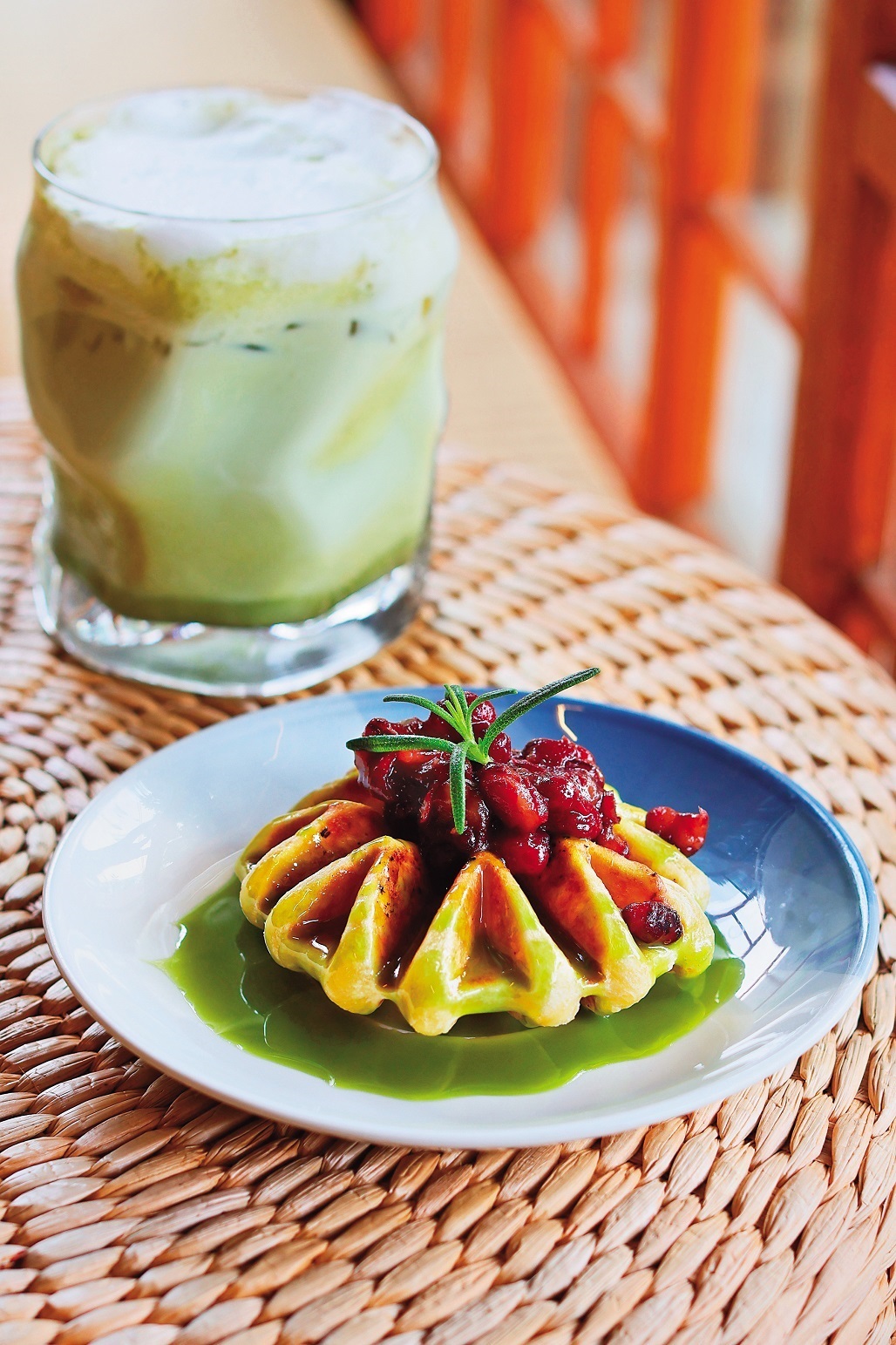 喜愛抹茶的人，可品嘗「抹茶紅豆比利時鬆餅」（70元／份）與「愛玉抹茶歐蕾」（120元／杯）。 