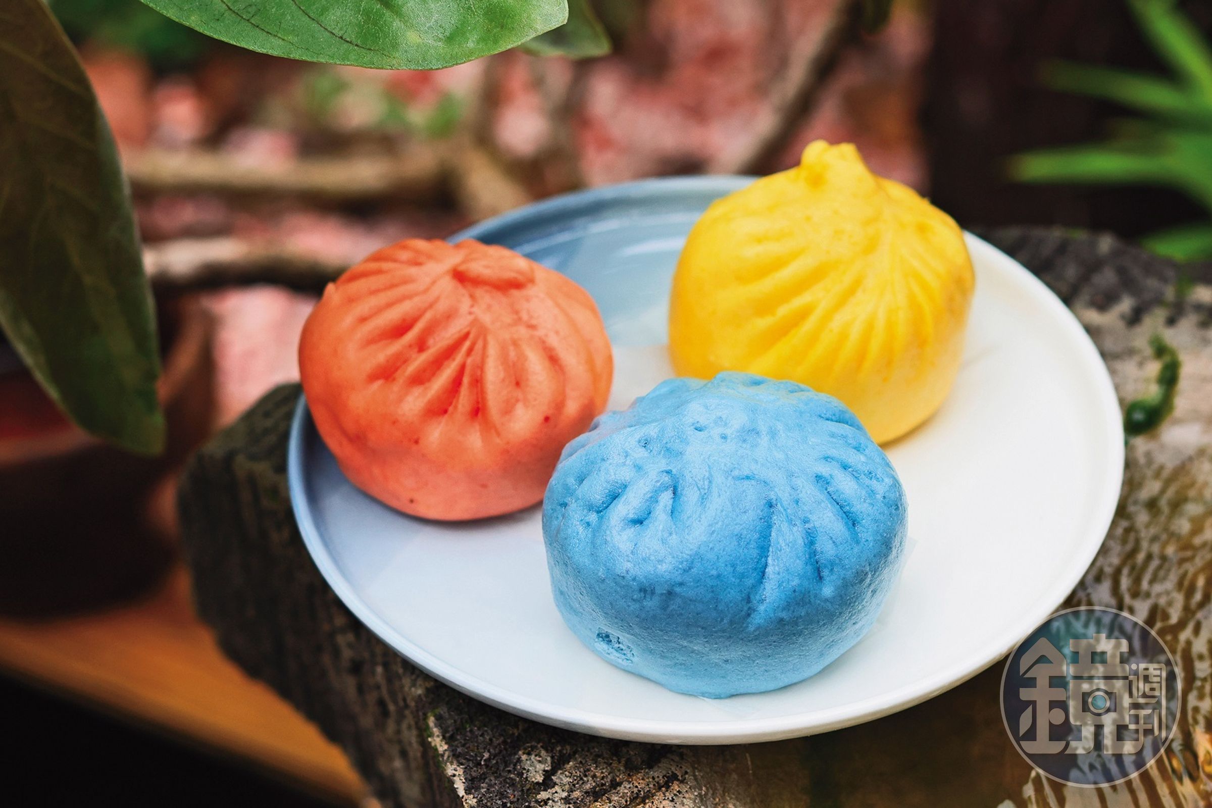 加入天然植物染料的「彩色酸菜包」，秀色可餐。（40元／顆）