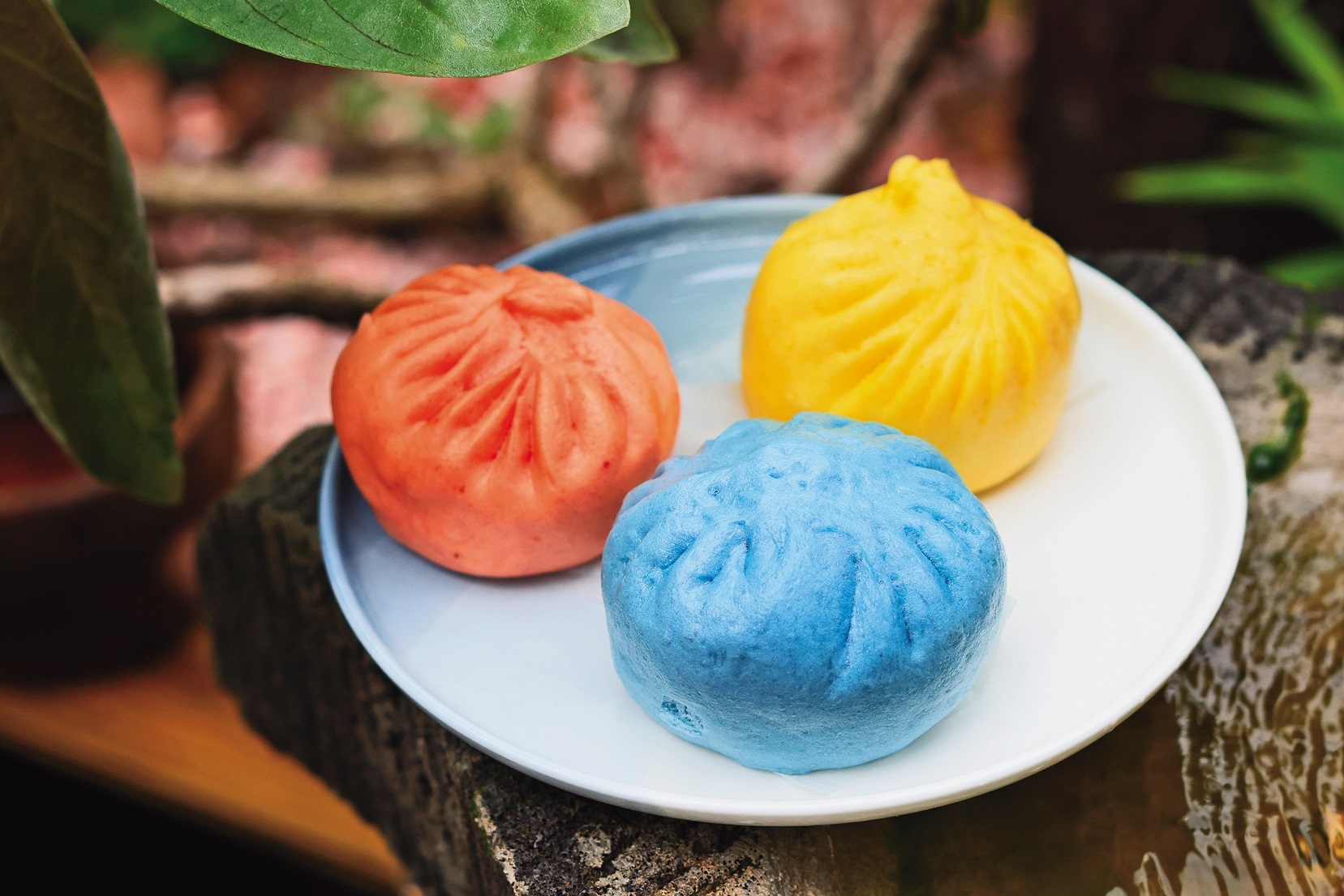加入天然植物染料的「彩色酸菜包」，秀色可餐。（40元／顆）