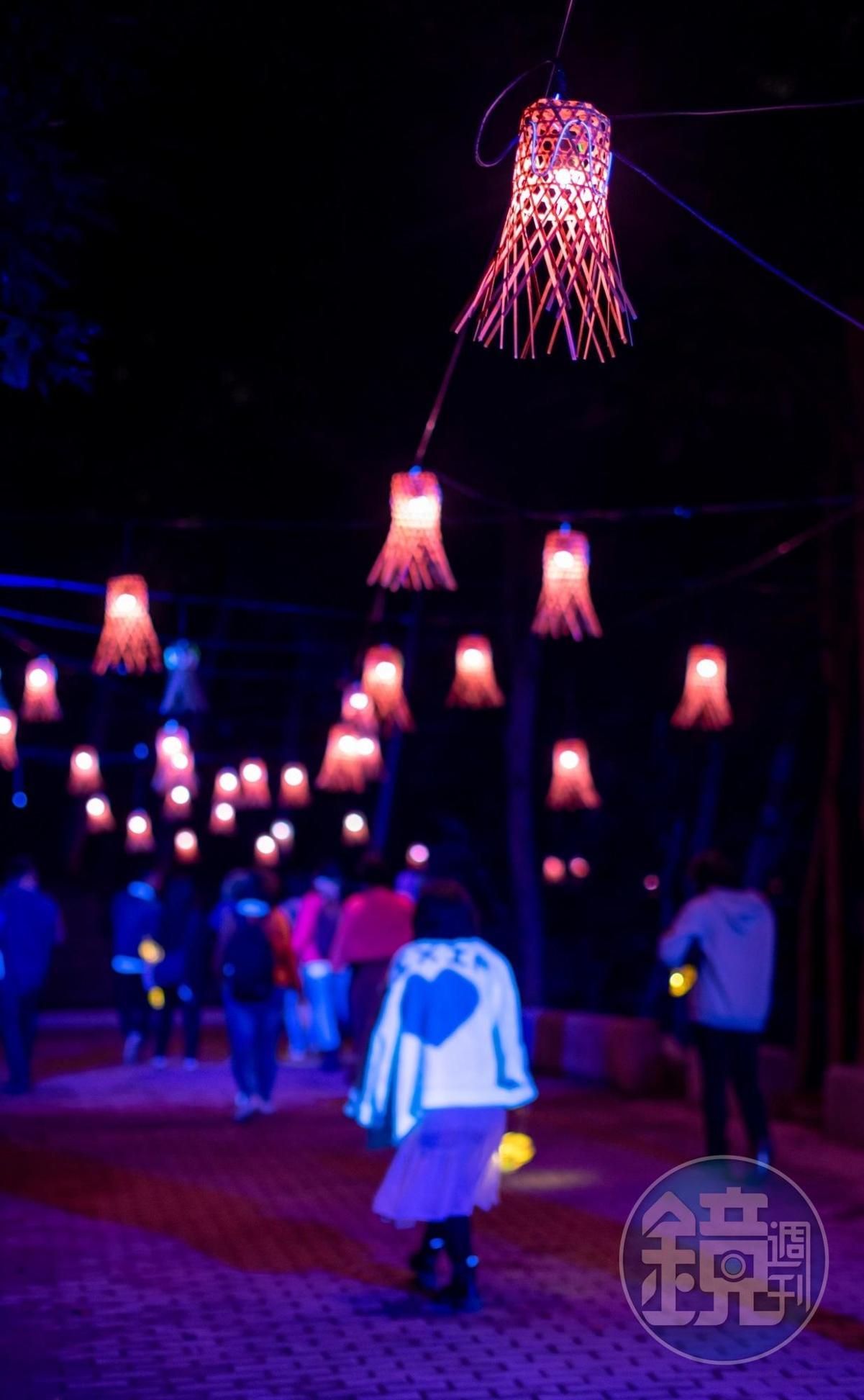 夜晚開展的「龍崎光節：空山祭」，搭配四周山林氛圍，步道以竹燈照明。