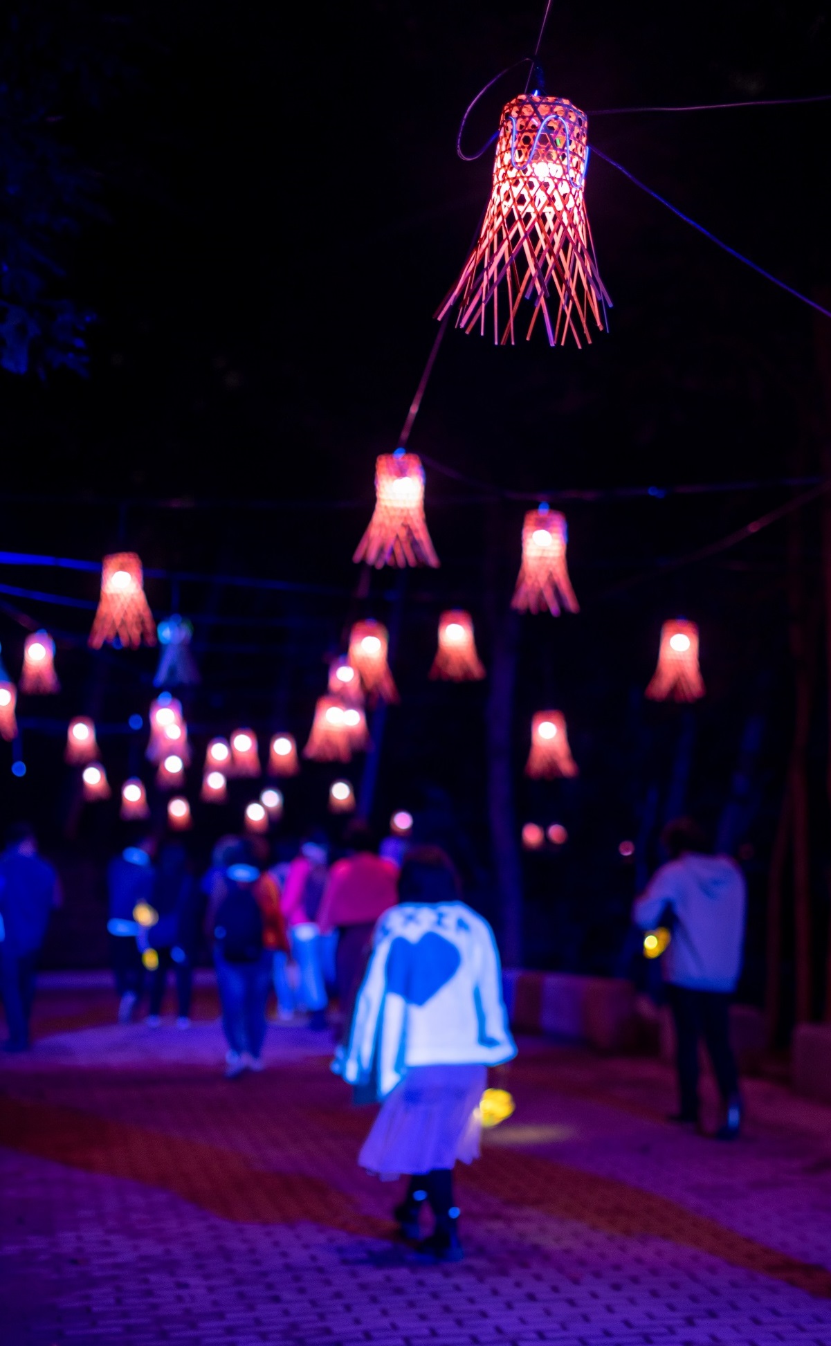 夜晚開展的「龍崎光節:空山祭」,搭配四周山林氛圍,步道以竹燈照明。
