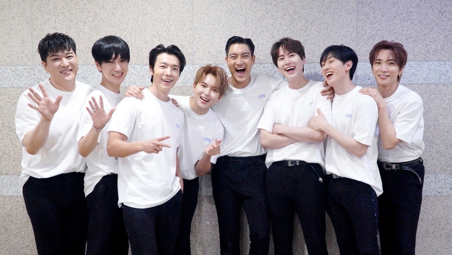 SUPER JUNIOR成員始源(右4)、神童(左1)都曾染新冠肺炎已痊癒。(網路圖片)