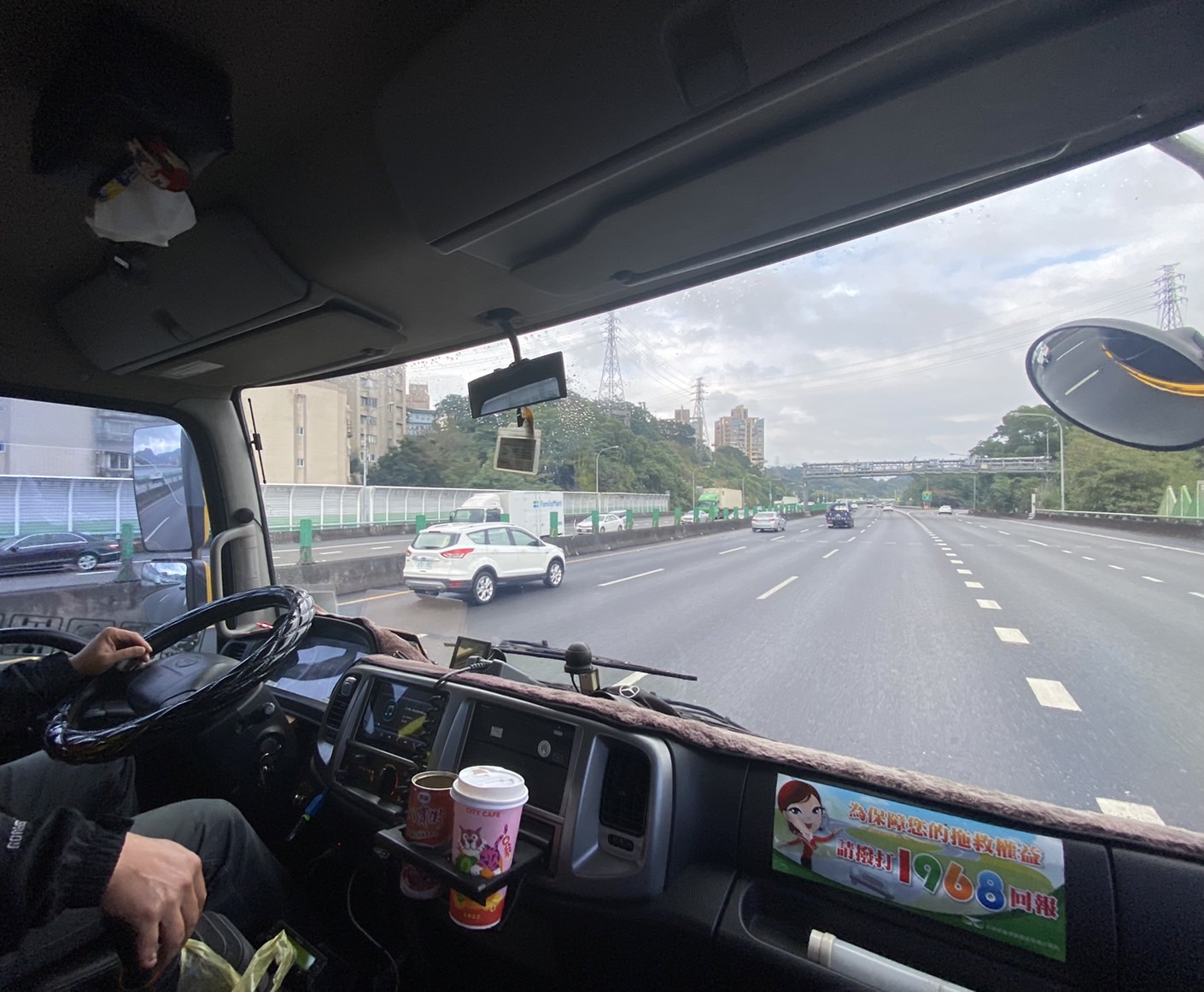 大車風景，視野變得遼闊，高度也比我的小車高得多。