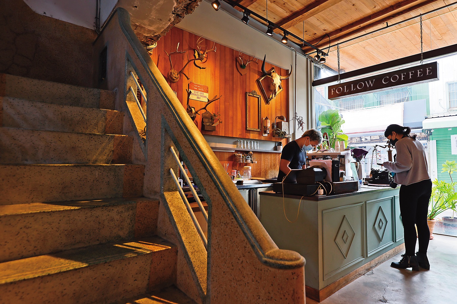 「花樓」裡的磨石子樓梯，恰好將前檯點餐與後方玻璃屋分隔開來。