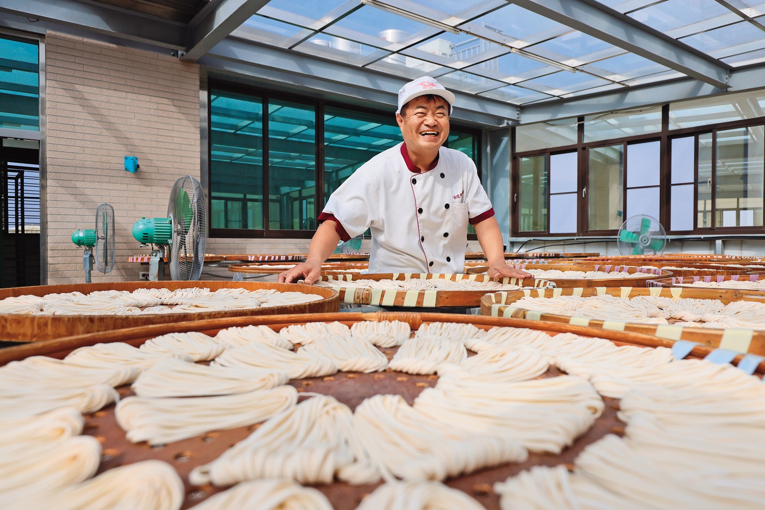 「協進長壽製麵廠（明憲本舖）」的老闆李明憲說，關廟麵好吃的關鍵，在於麵條經過日曬，散發小麥香氣。