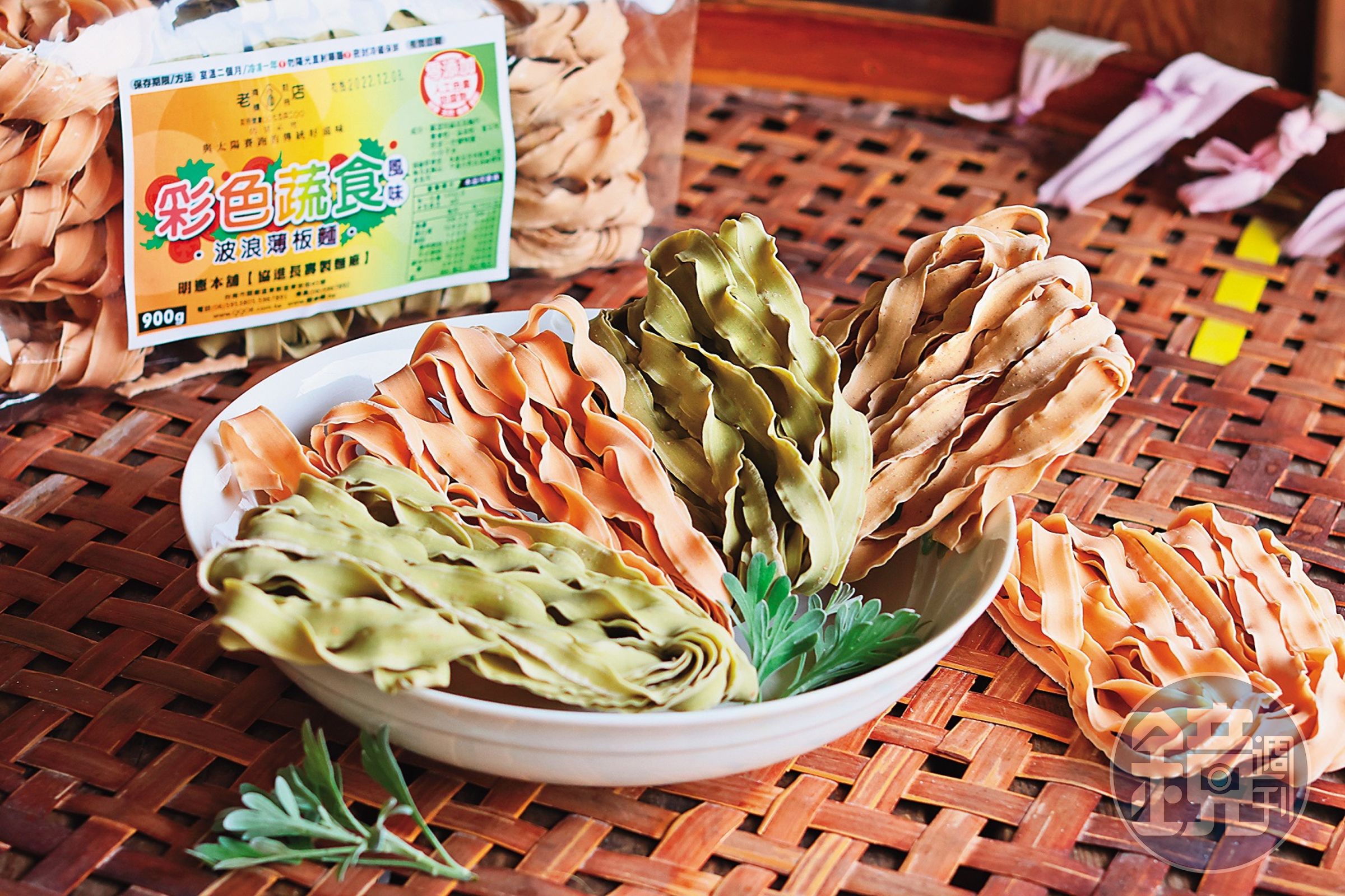 加入菠菜、番茄和蕎麥製作出的「彩色蔬食麵」。（130元／包）