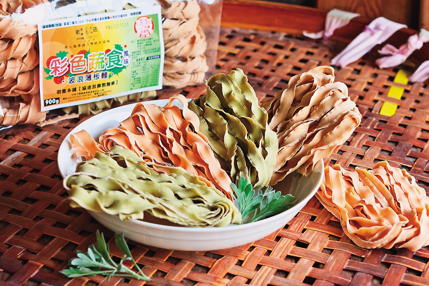 加入菠菜、番茄和蕎麥製作出的「彩色蔬食麵」。（130元／包）