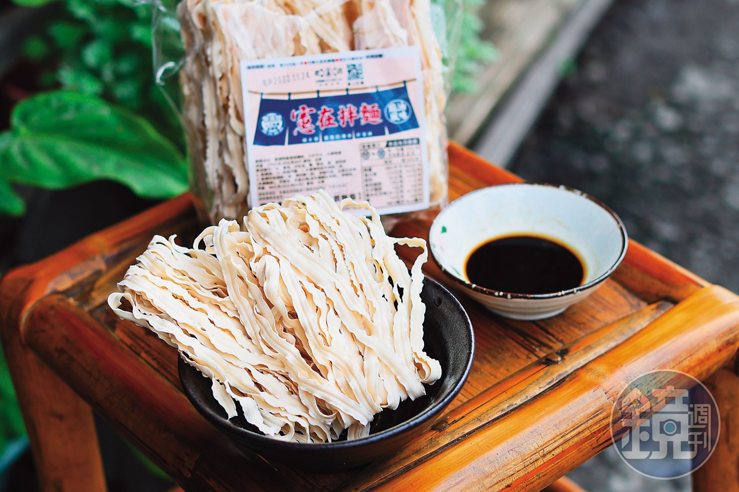 在家方便料理的「憲在拌麵」，附贈醬料包。（80元／包）