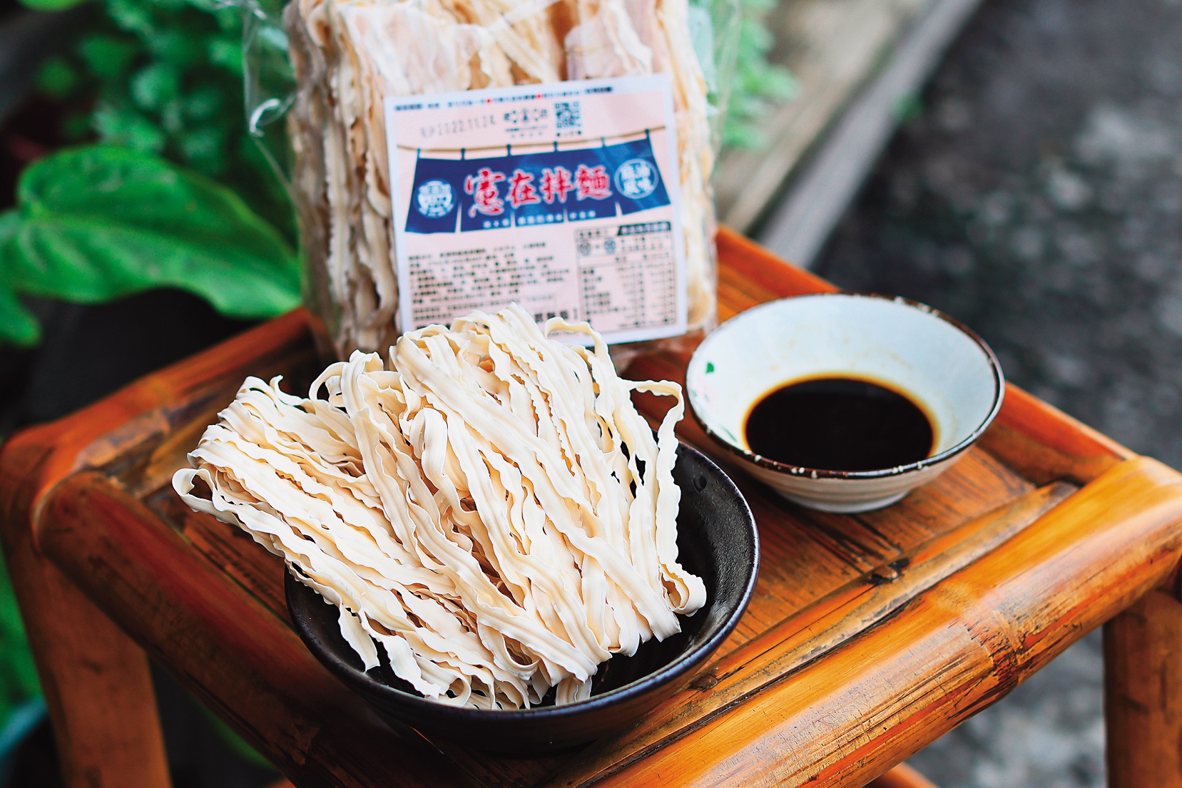 在家方便料理的「憲在拌麵」，附贈醬料包。（80元／包）