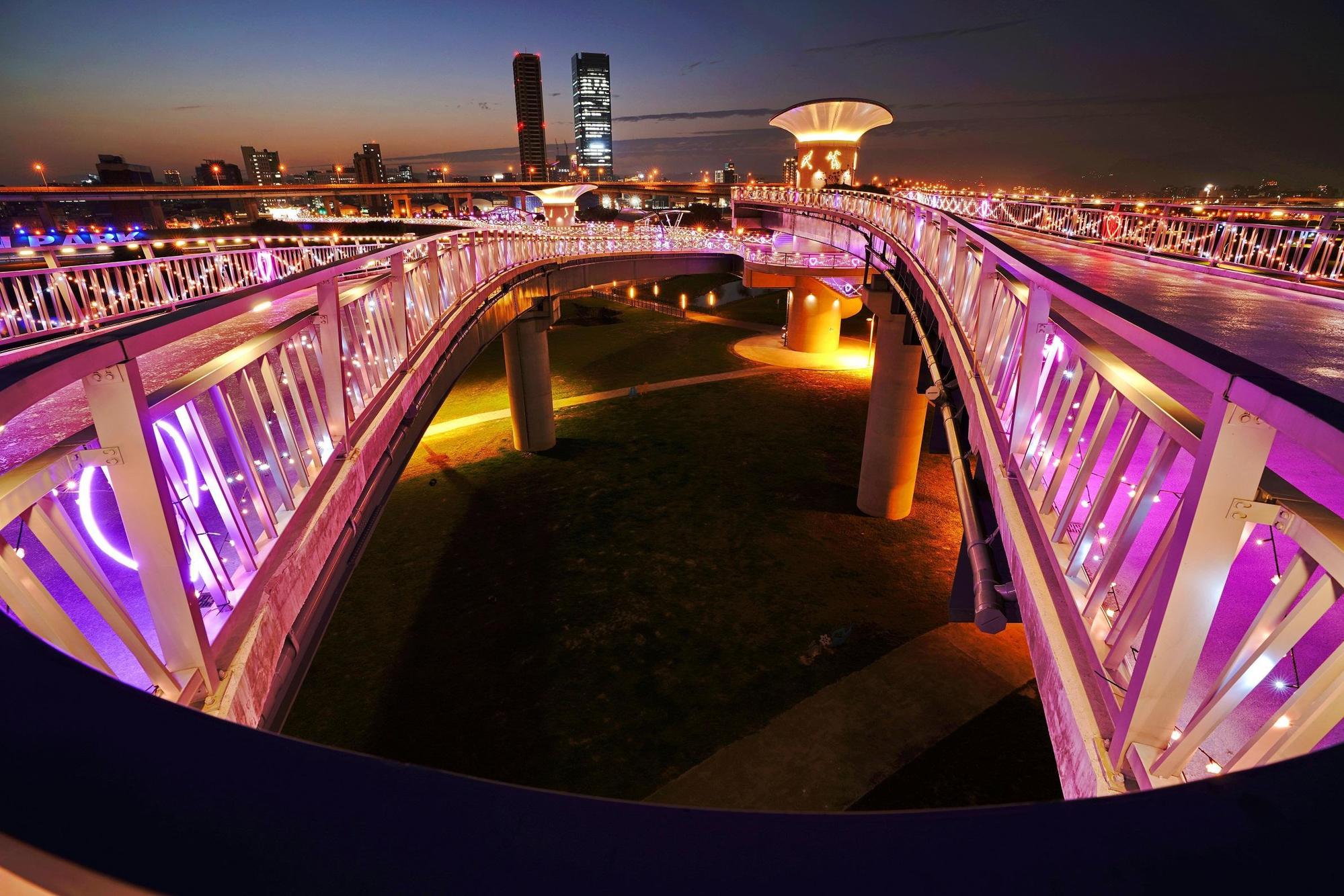 辰光橋有相當美麗的光雕夜景。(新北高灘處提供)
