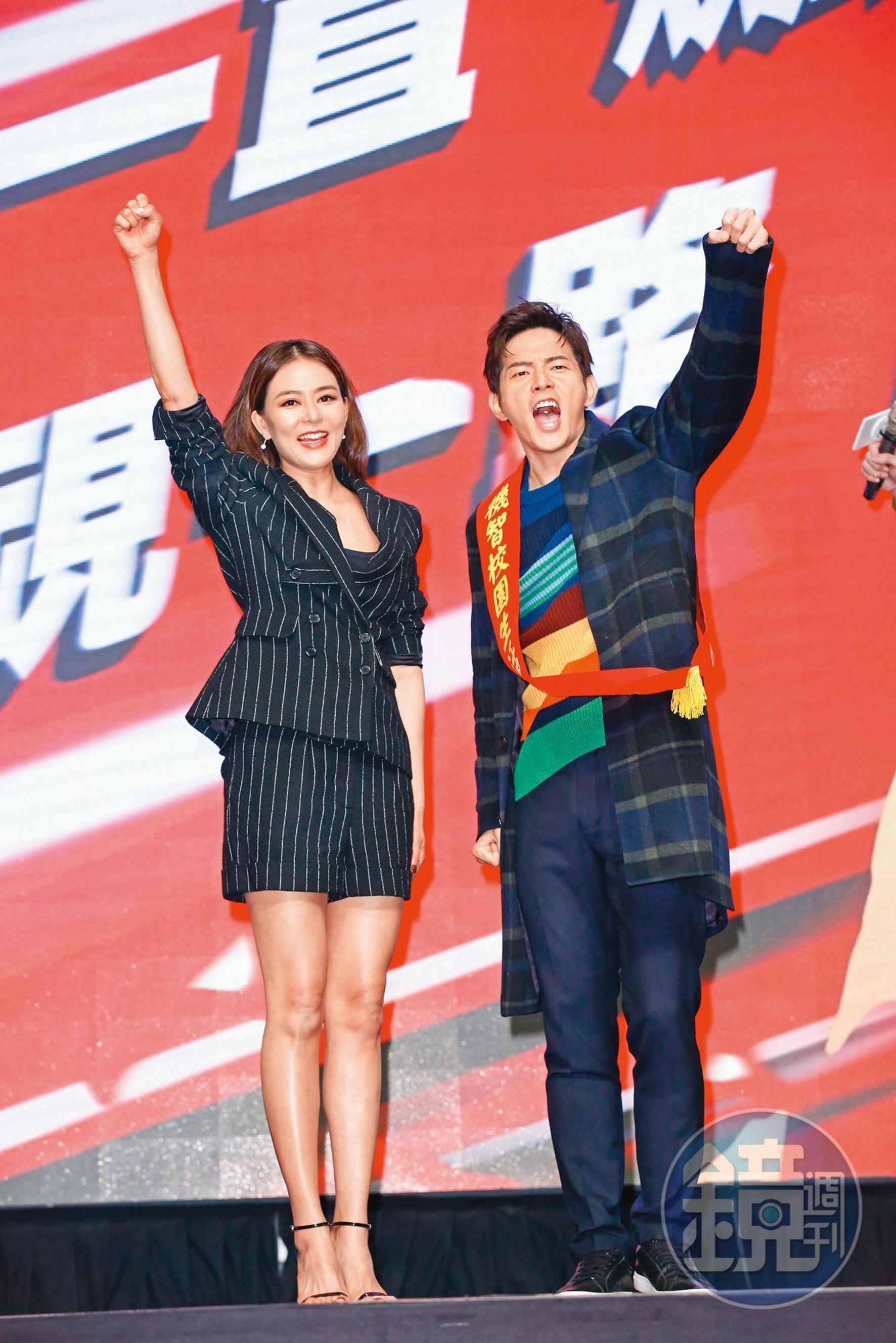 宥勝(右)從劉香慈(左)手中接下值星帶,象徵從《女力報到》系列接檔。