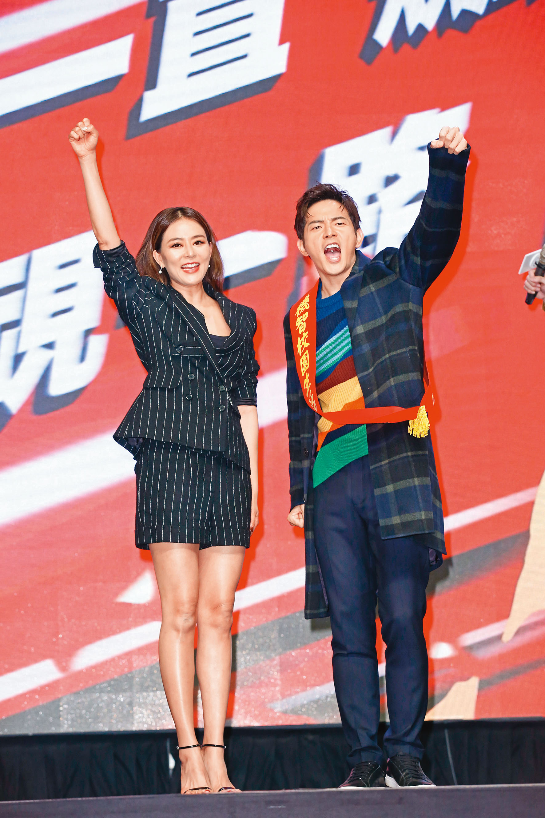 宥勝（右）從劉香慈（左）手中接下值星帶，象徵從《女力報到》系列接檔。