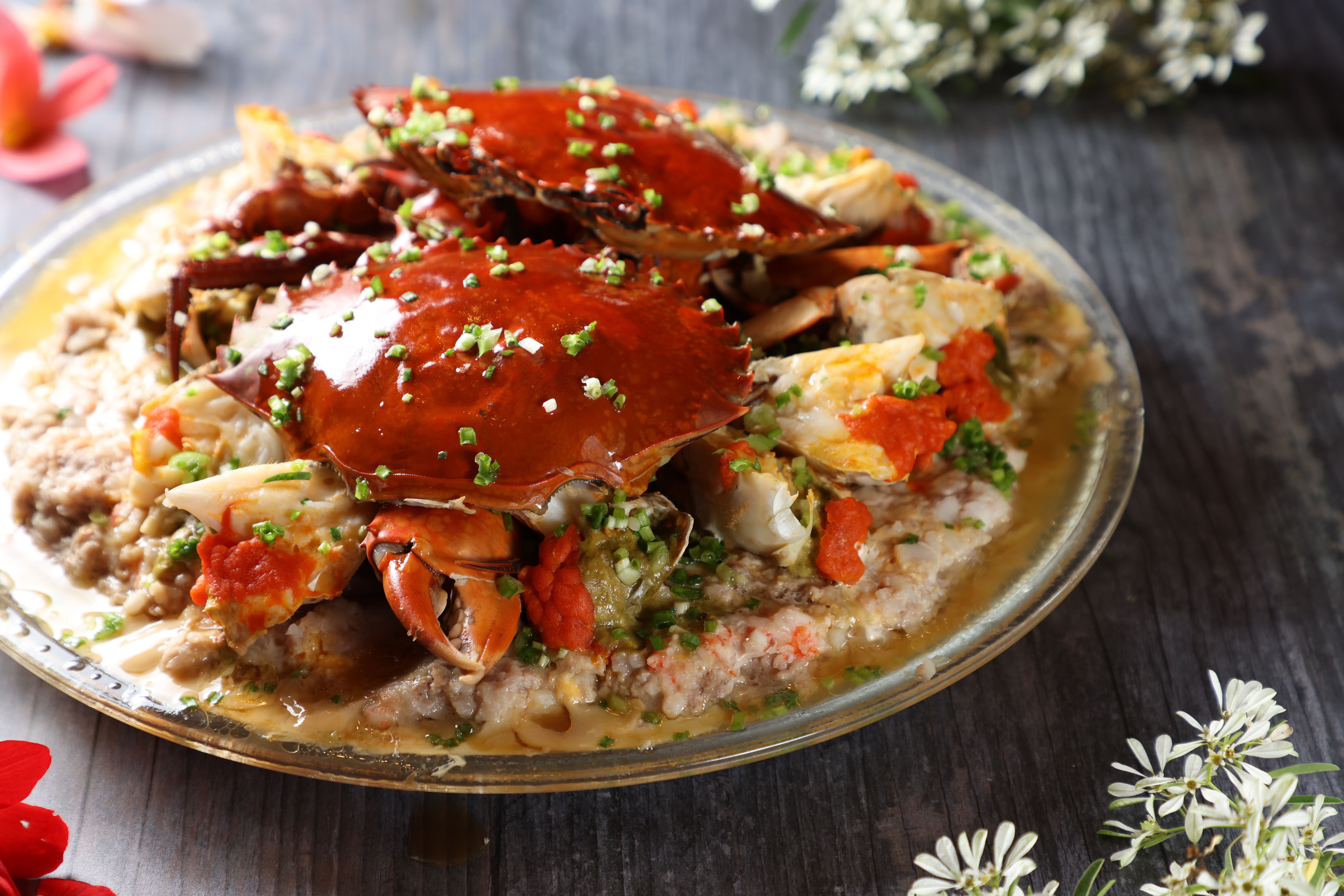 在晶華酒店「晶華軒」吃到「膏蟹馬蹄蒸肉餅」，豪華的滋味讓我回想起當年《壹週刊》創刊時的大手筆夢幻行徑。