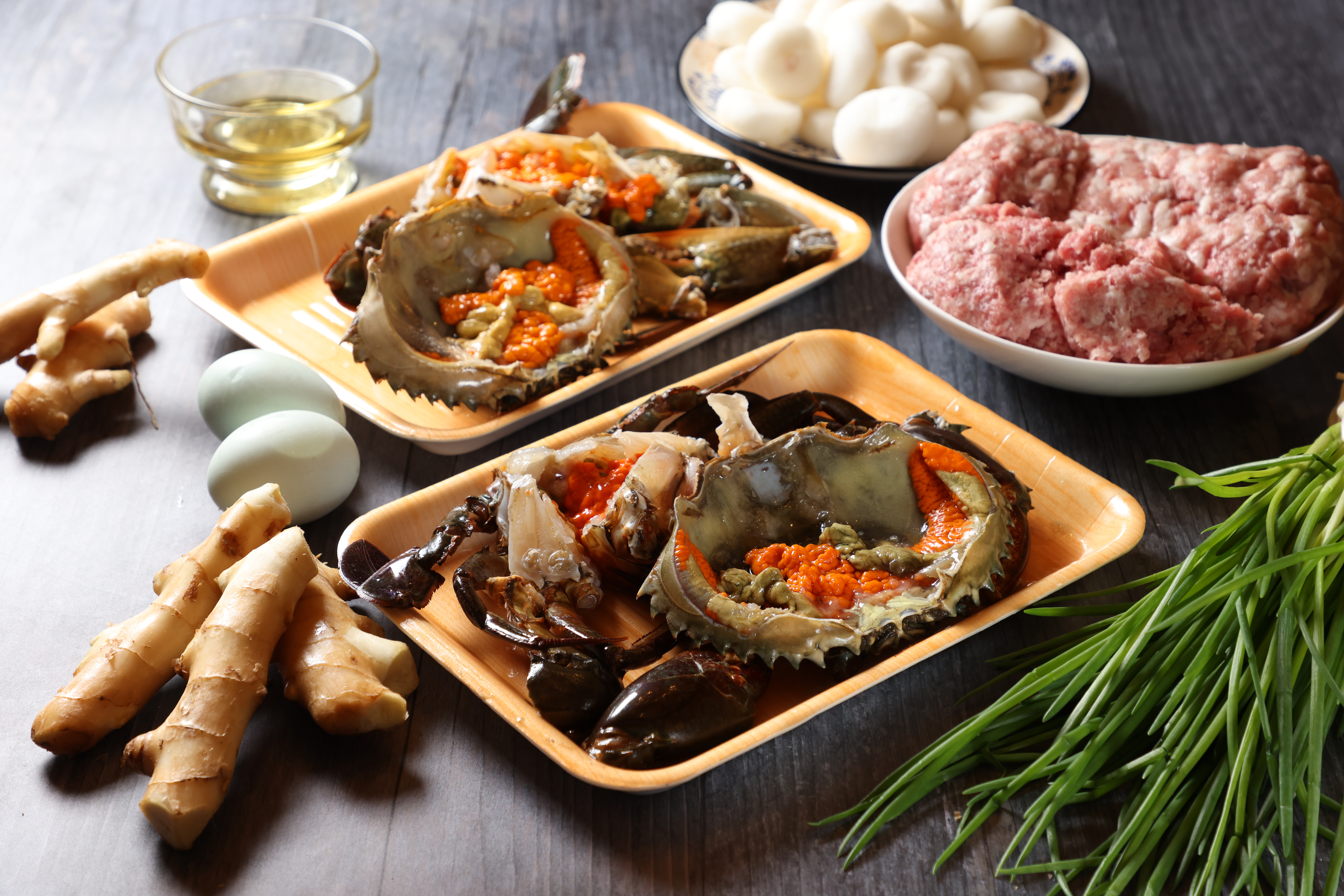 今天用的食材，看看那沙母的膏黃。