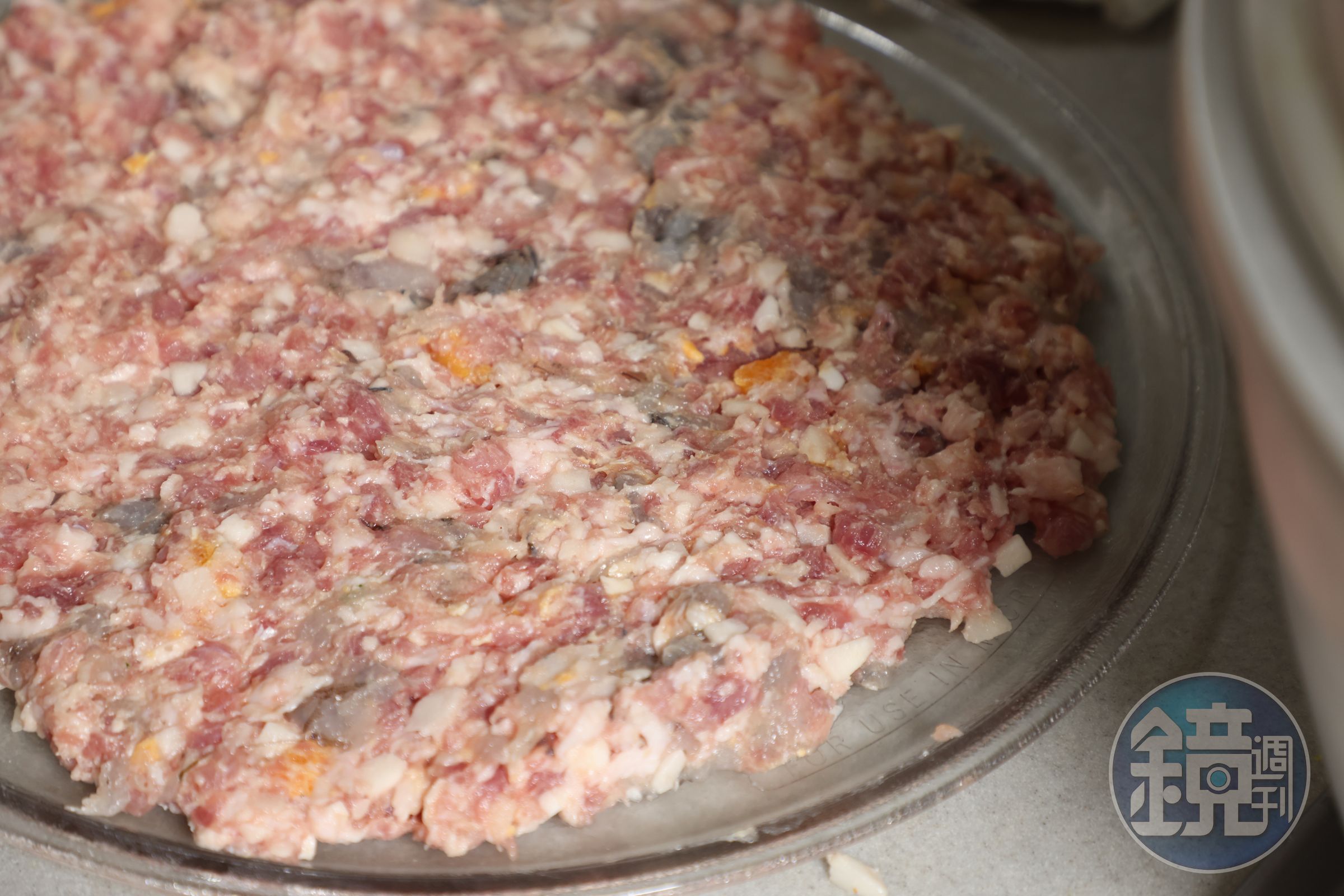 將肉薄薄平鋪在盤中。