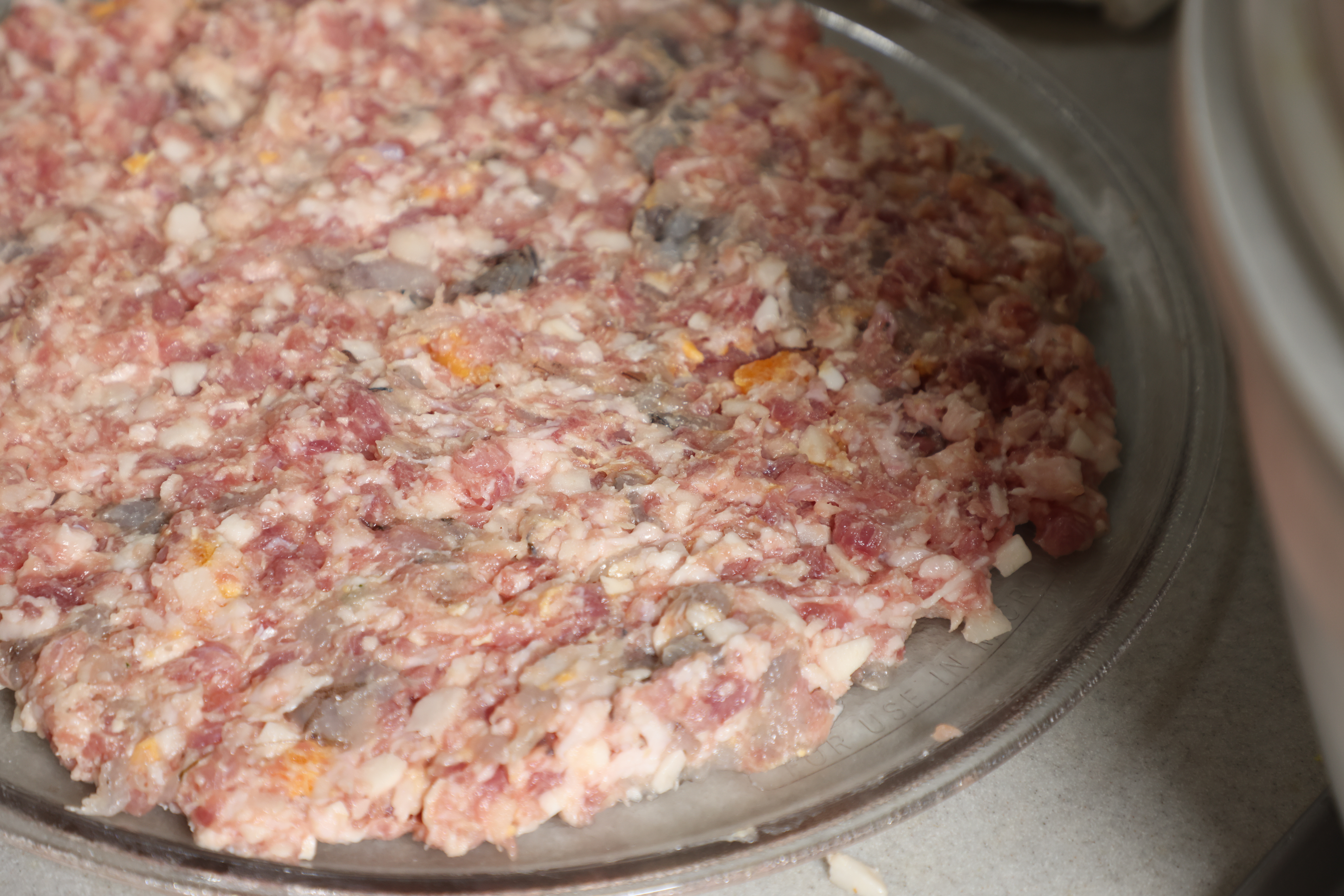 將肉薄薄平鋪在盤中。