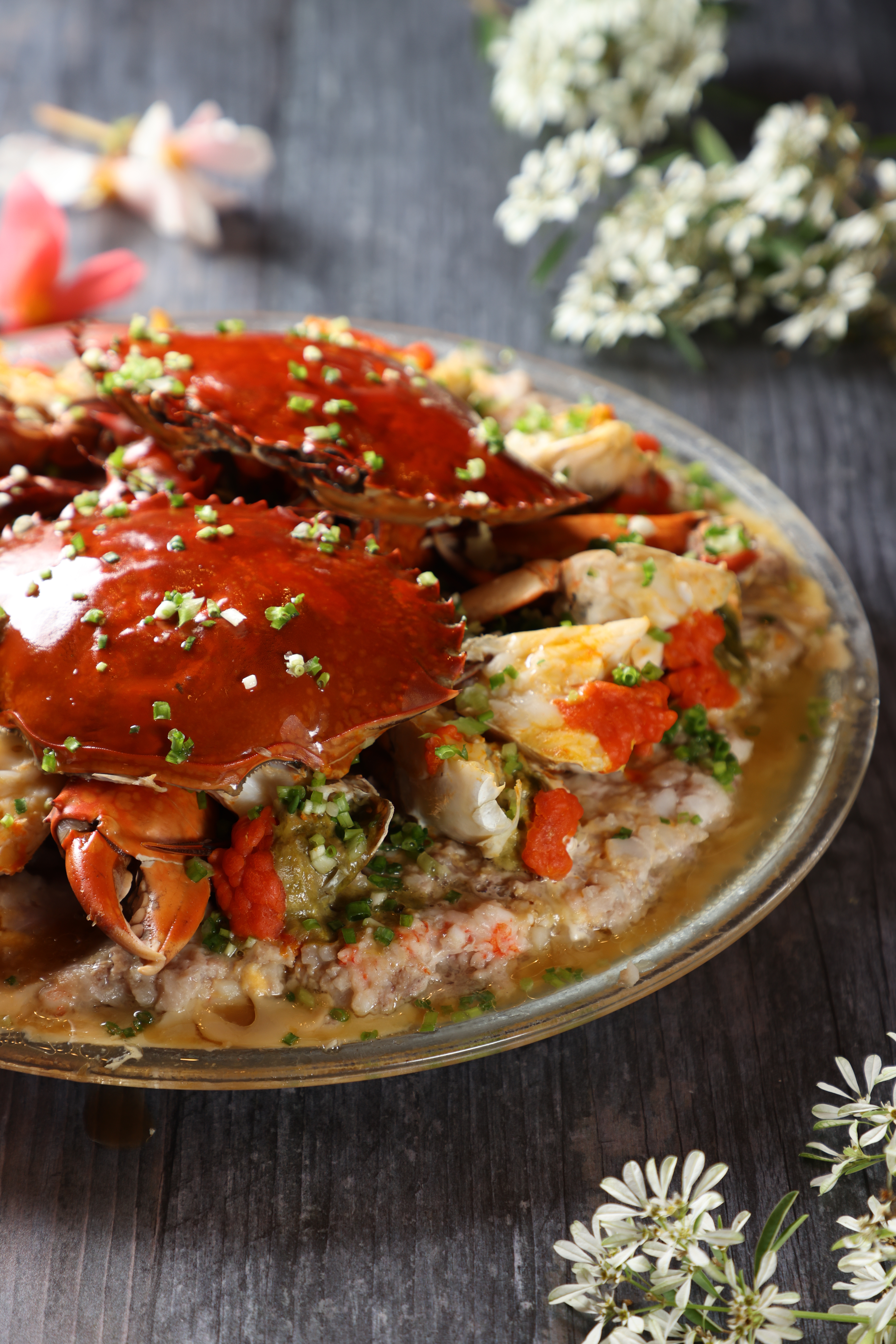 膏蟹馬蹄蒸肉餅上桌，加了花生油，蟹殼油亮，肉餅鹹香膏腴兼美。我用聖誕白雪和晨曦海棠花拍照。