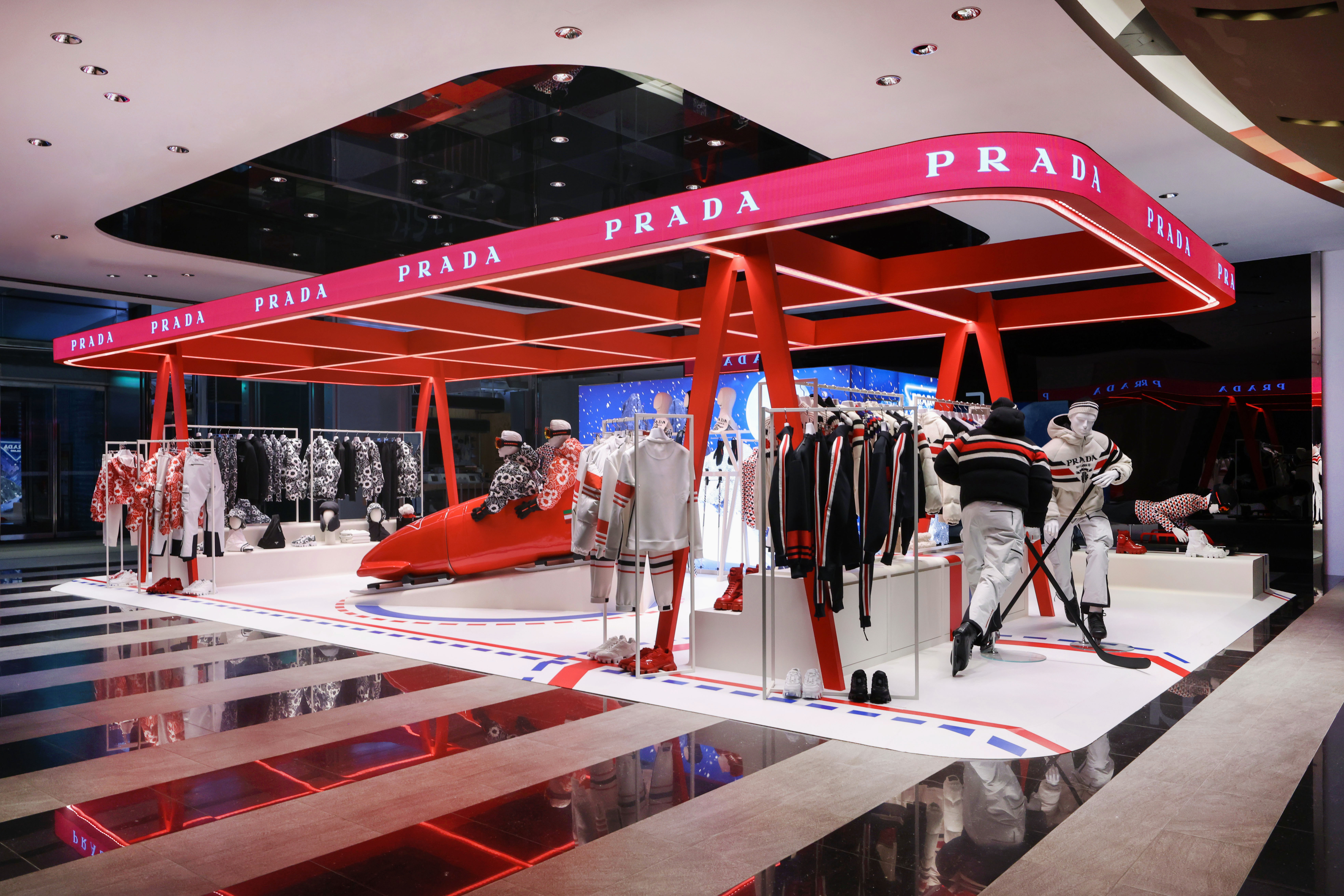 PRADA On Ice期間限定店展示著對冰上運動的熱情、團隊合作以及高速魅力的體現。（PRADA提供）