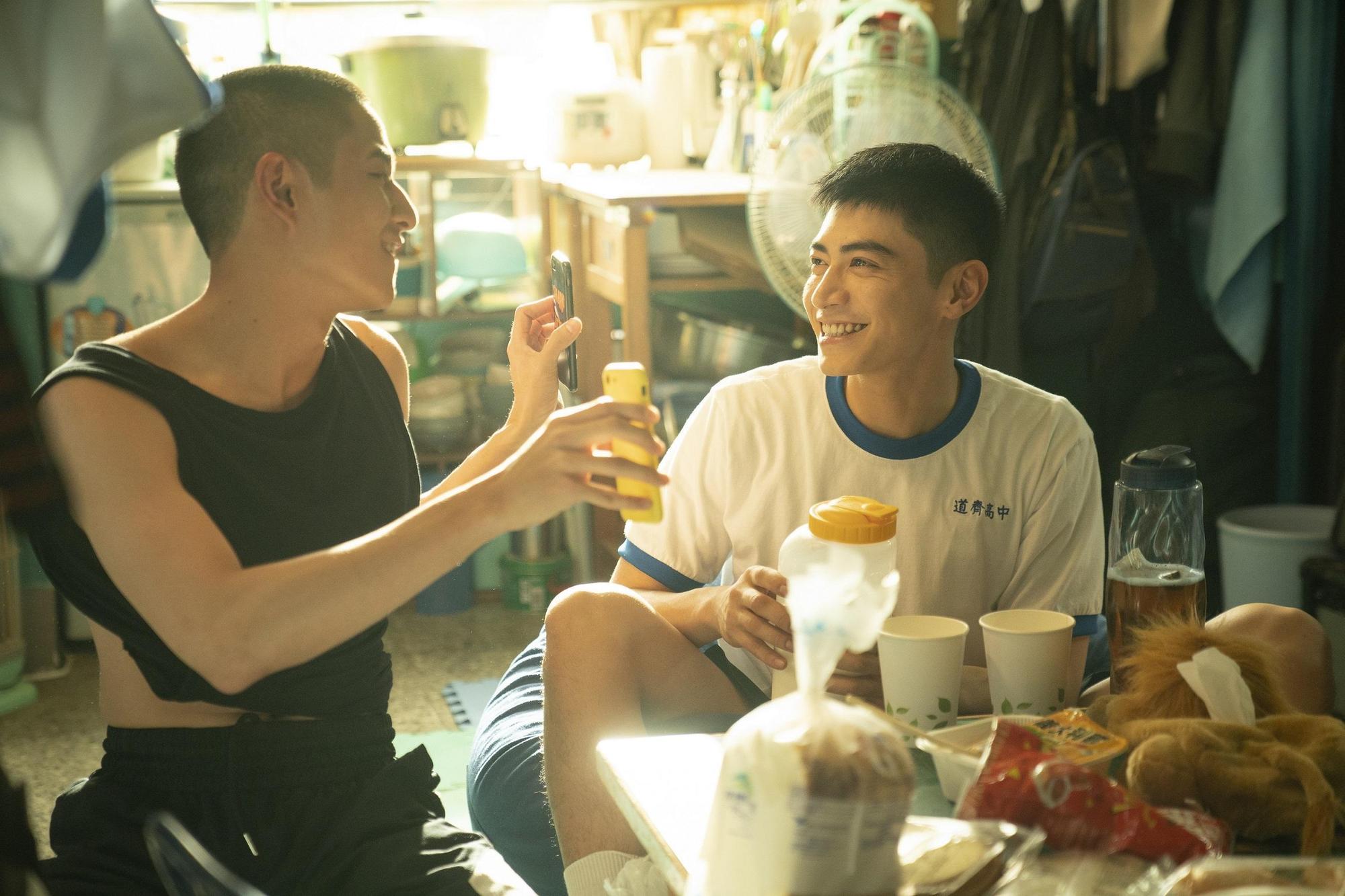宋柏緯(右)在賀歲檔青春片中《我吃了那男孩一整年的早餐》有少見的短髮造型。(華映提供)