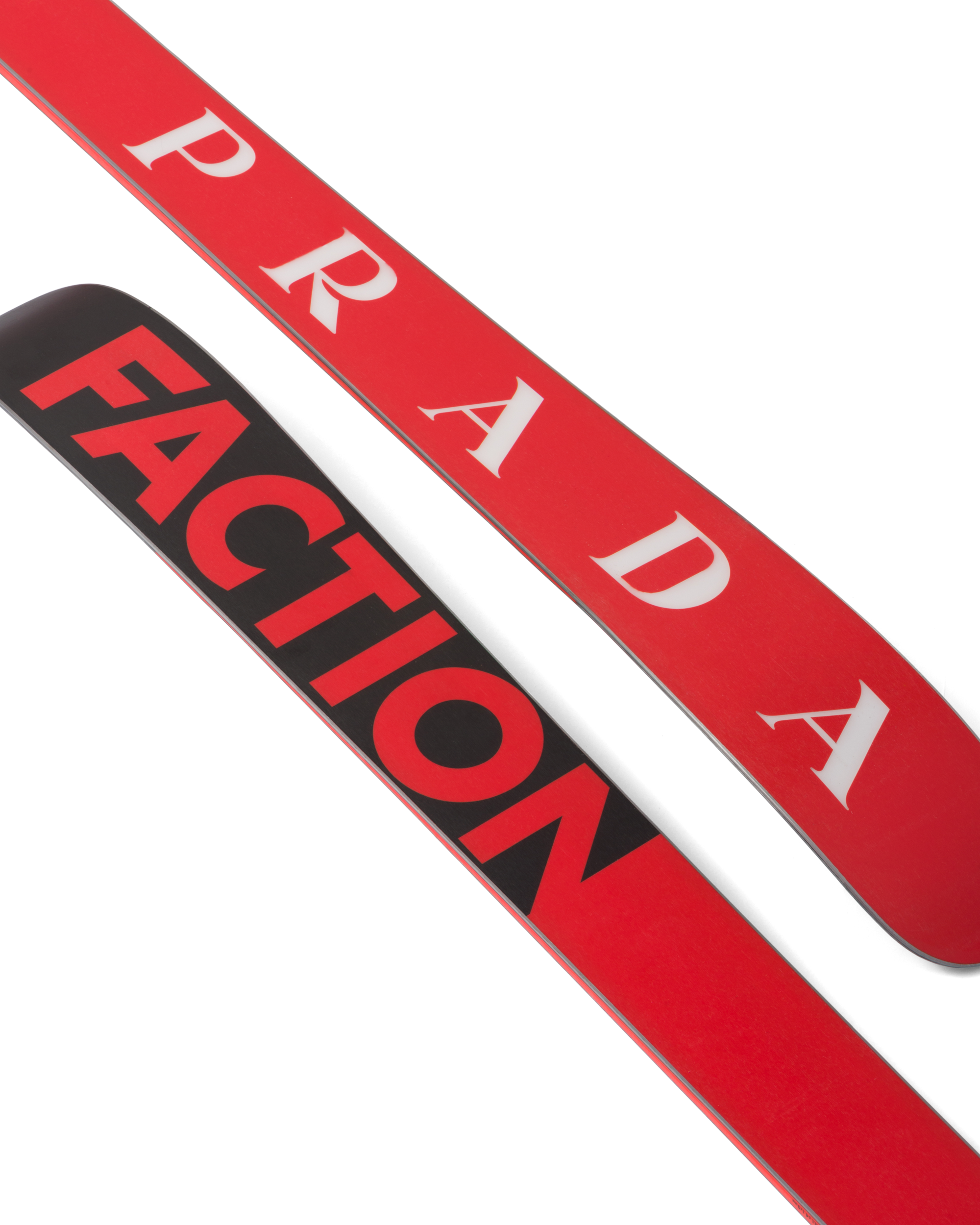 限定店獨家商品:Faction x PRADA Fraction Prodigy 1.0滑雪雙板。NT$120,000(PRADA提供)