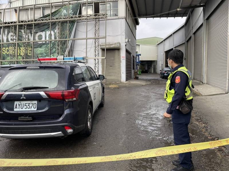 警方封鎖案發現場蒐證，至中午為止，尚未找到兇刀。（翻攝畫面）