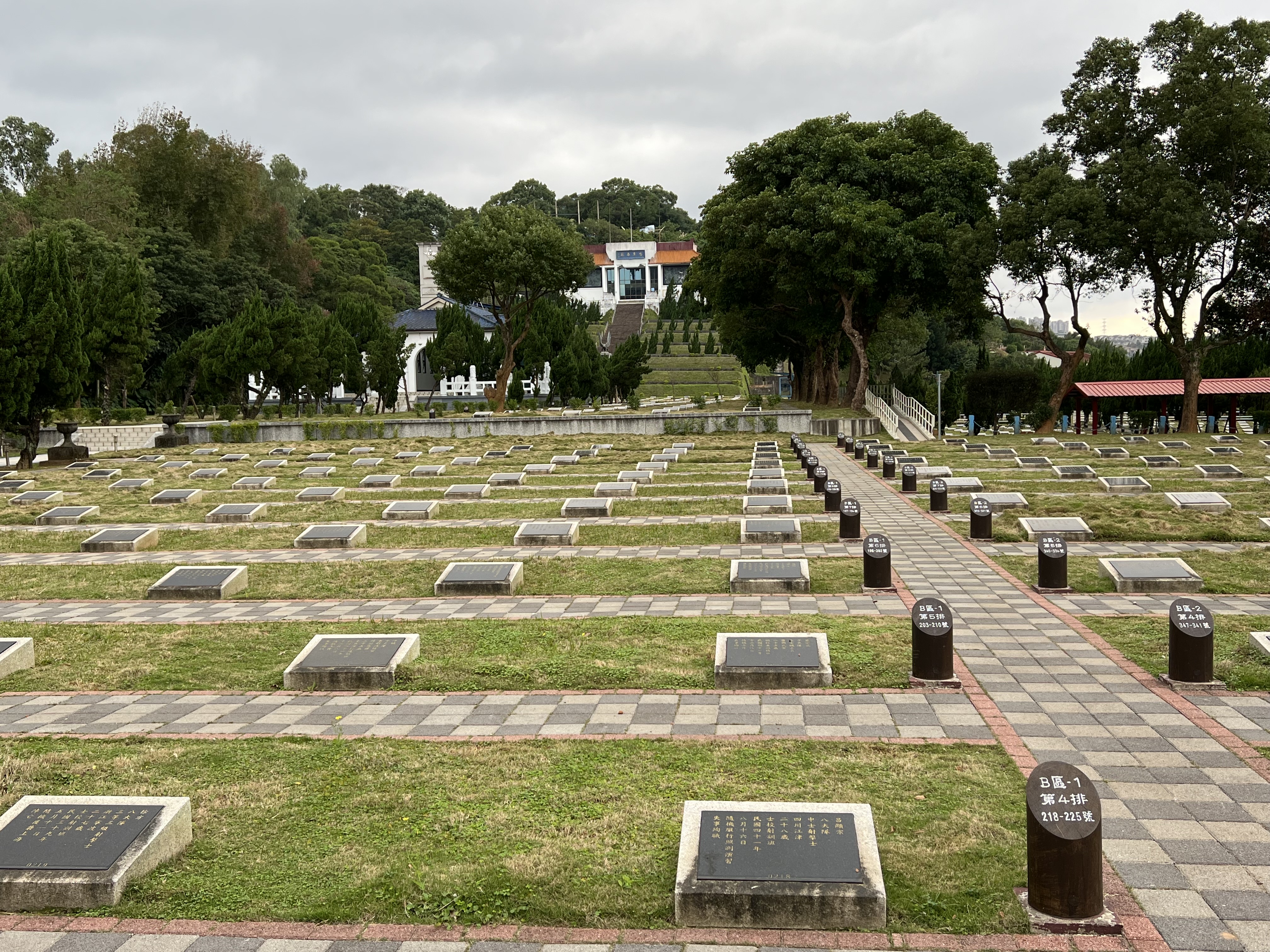 陳奕會像其他殉職飛官，安葬在新店空軍烈士公墓。