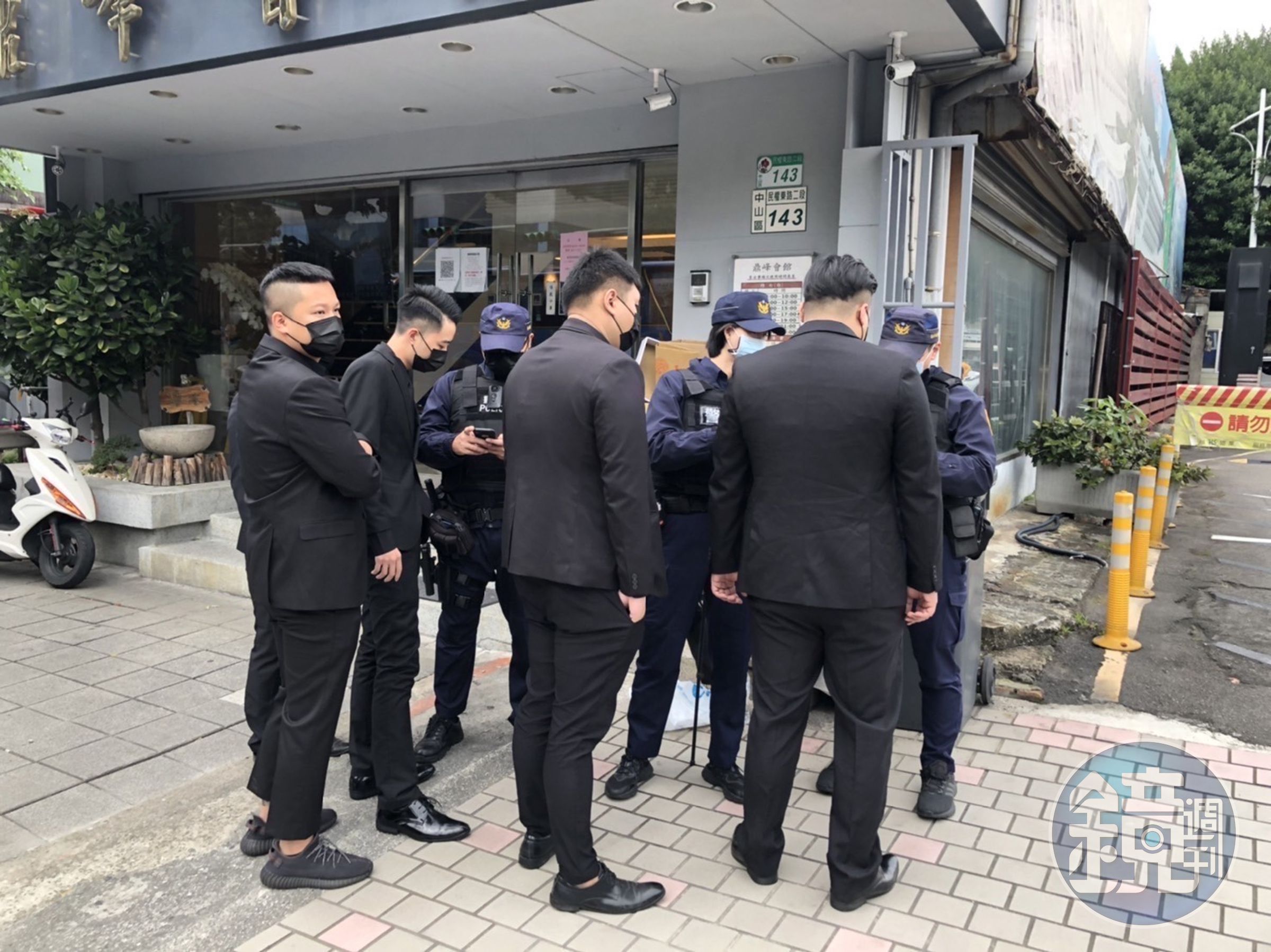 警方盤查重點包括清查是否有未成年者參與。（翻攝畫面）