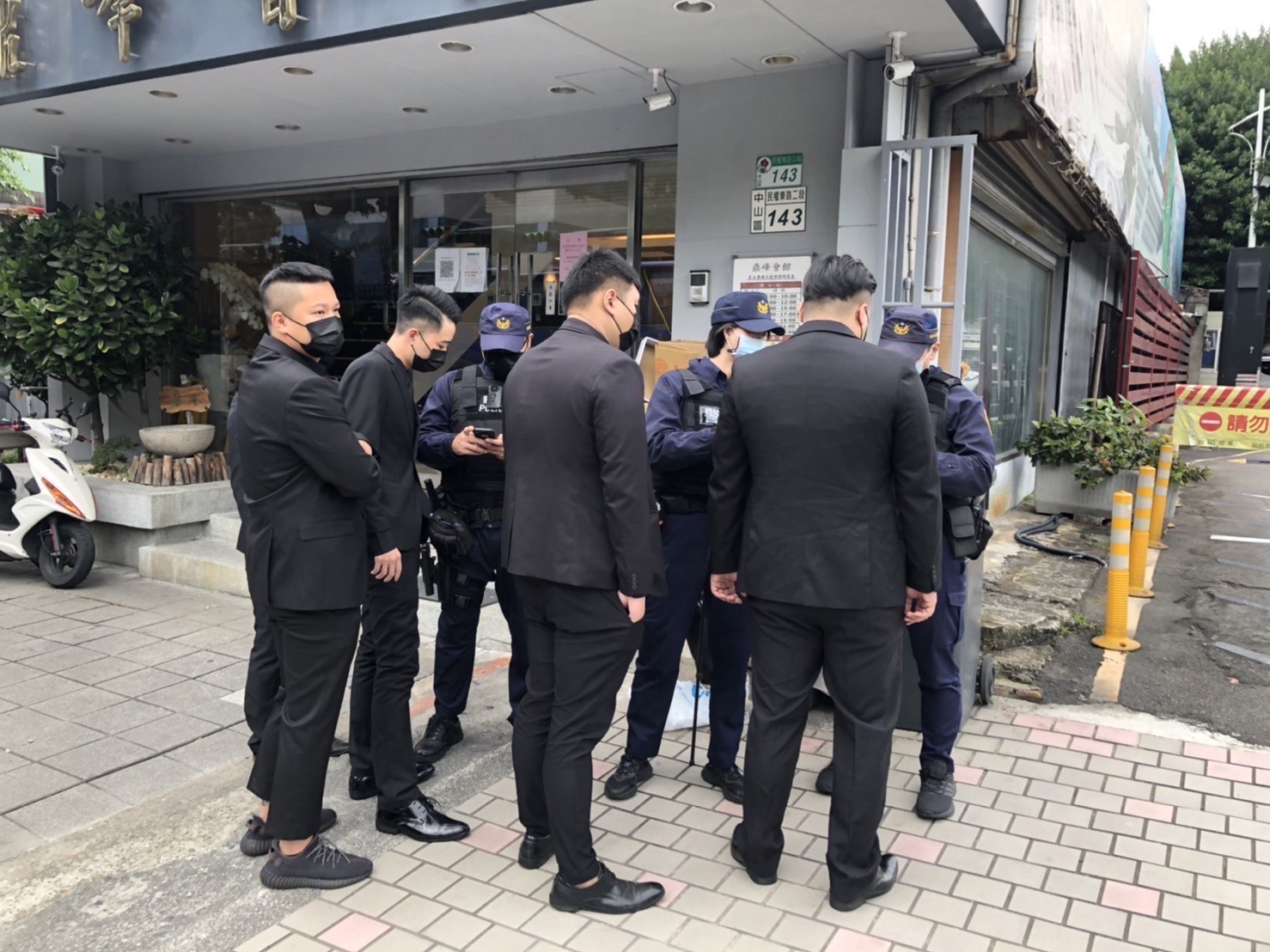 警方盤查重點包括清查是否有未成年者參與。（翻攝畫面）