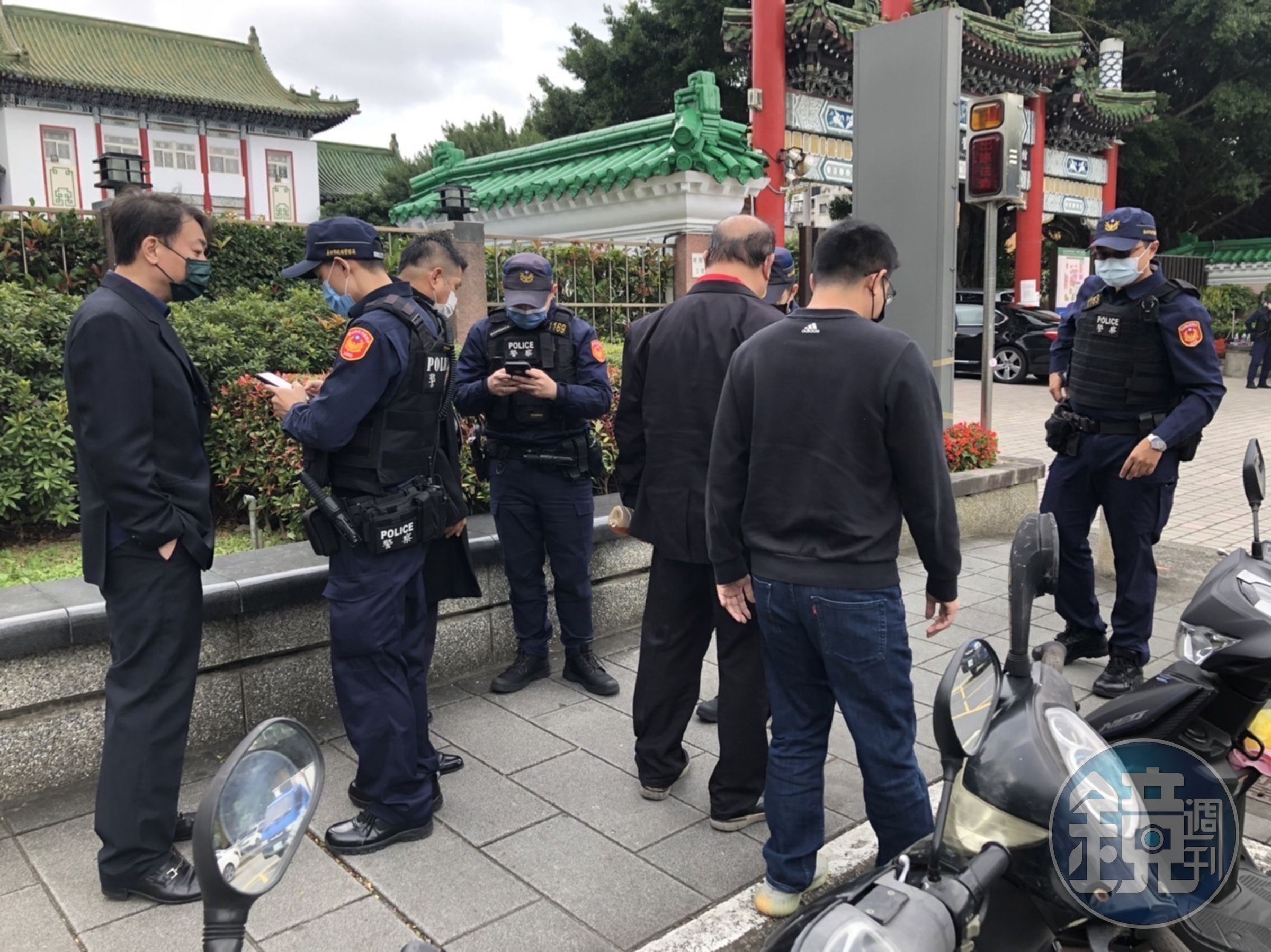 警方在一殯周邊盤查參與告別式人士。（翻攝畫面）